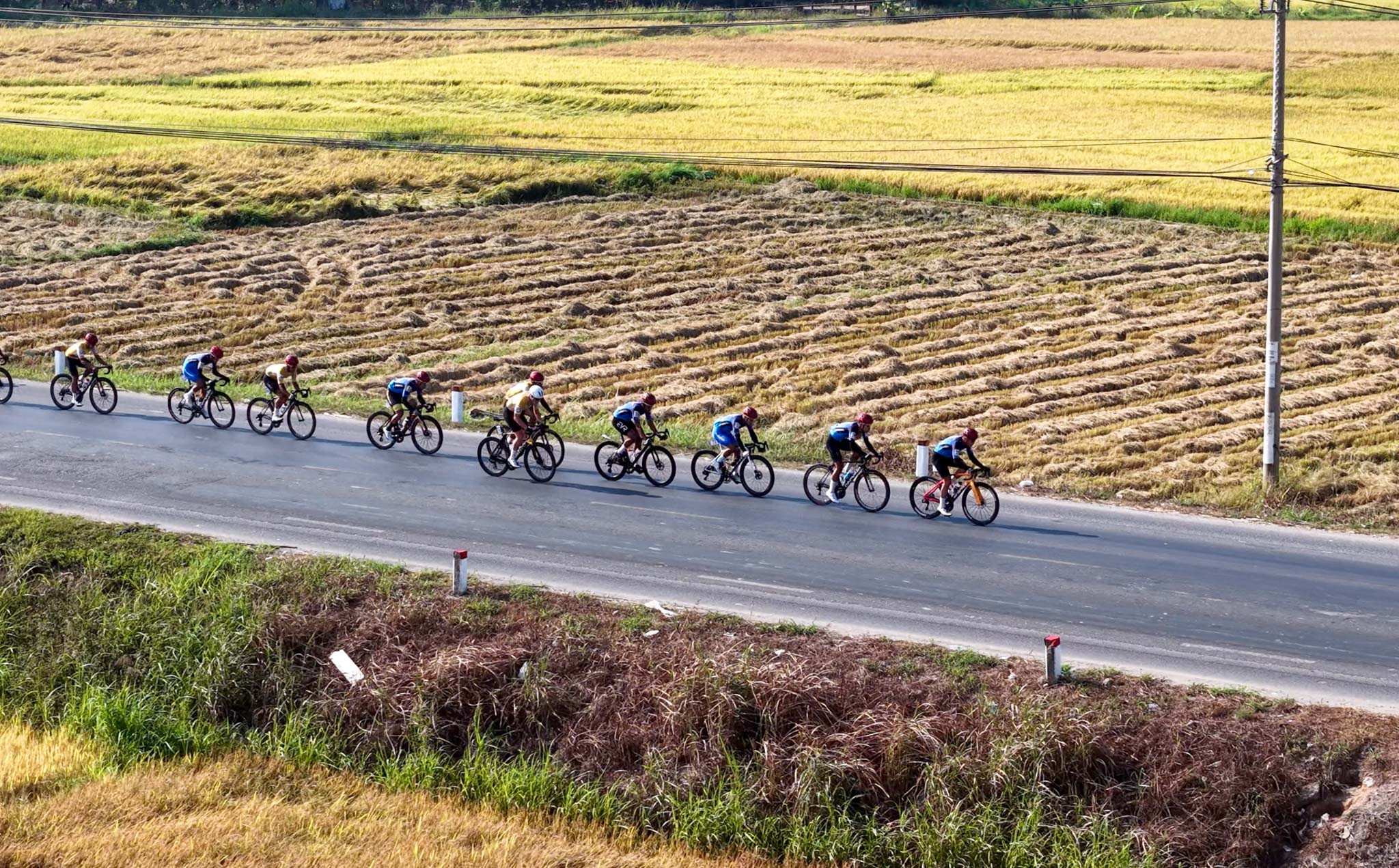 C&uacute;p truyền h&igrave;nh 2026: &Ecirc; k&iacute;p TPHCM giữ vững &Aacute;o v&agrave;ng, &Aacute;o xanh v&agrave; "x&eacute;" &Aacute;o đỏ sau chặng đua quyết định   - Ảnh 2.