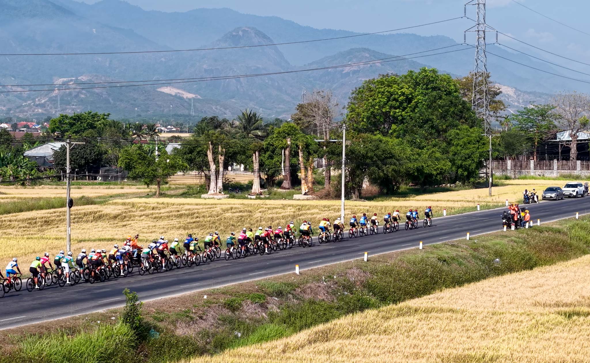 C&uacute;p truyền h&igrave;nh 2026: &Ecirc; k&iacute;p TPHCM giữ vững &Aacute;o v&agrave;ng, &Aacute;o xanh v&agrave; "x&eacute;" &Aacute;o đỏ sau chặng đua quyết định   - Ảnh 3.