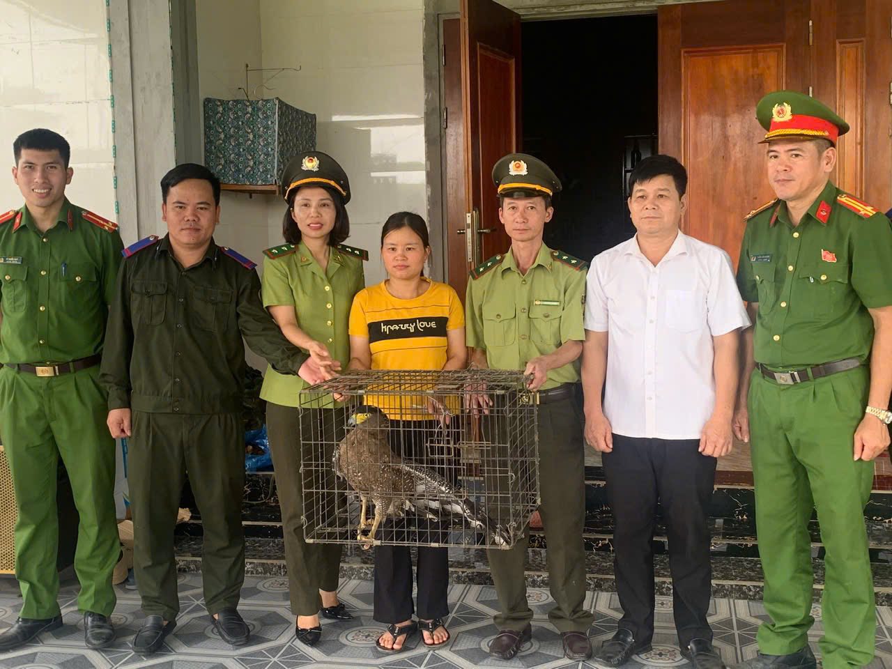 Hà Tĩnh: Người dân giao nộp hai cá thể động vật nguy cấp, quý hiếm - Ảnh 1.