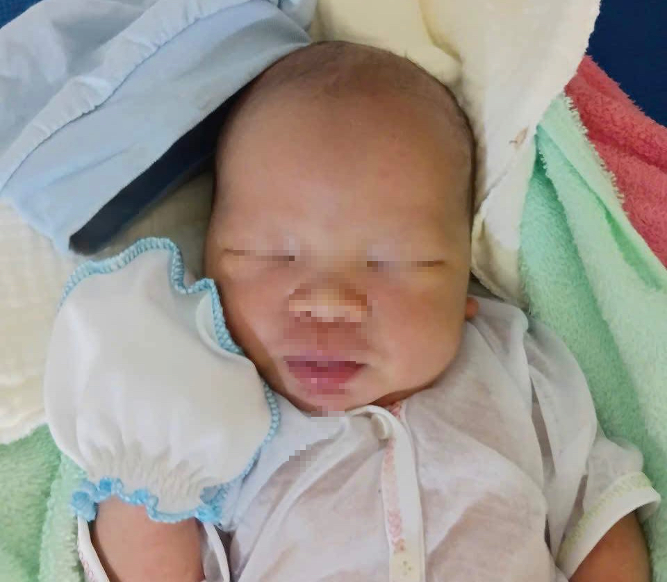 Tìm cha mẹ ba trẻ sơ sinh bị bỏ rơi ở TPHCM - Ảnh 1.