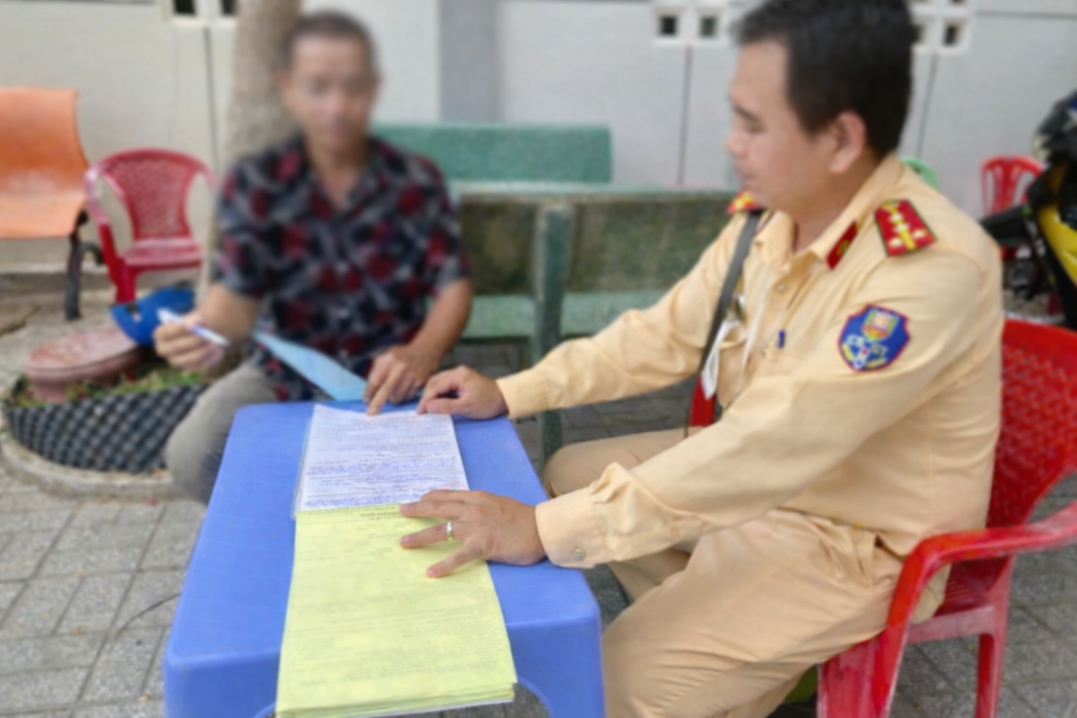 CSGT Tây Ninh xử lý người đàn ông cự cãi sau va chạm giao thông - Ảnh 2.