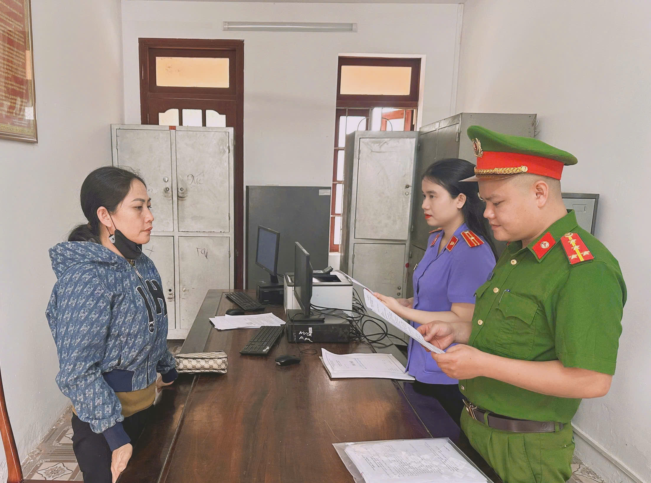 Mẹ và con trai mượn 4 chiếc xe máy đem đi cầm cố để lấy tiền tiêu xài - Ảnh 2.