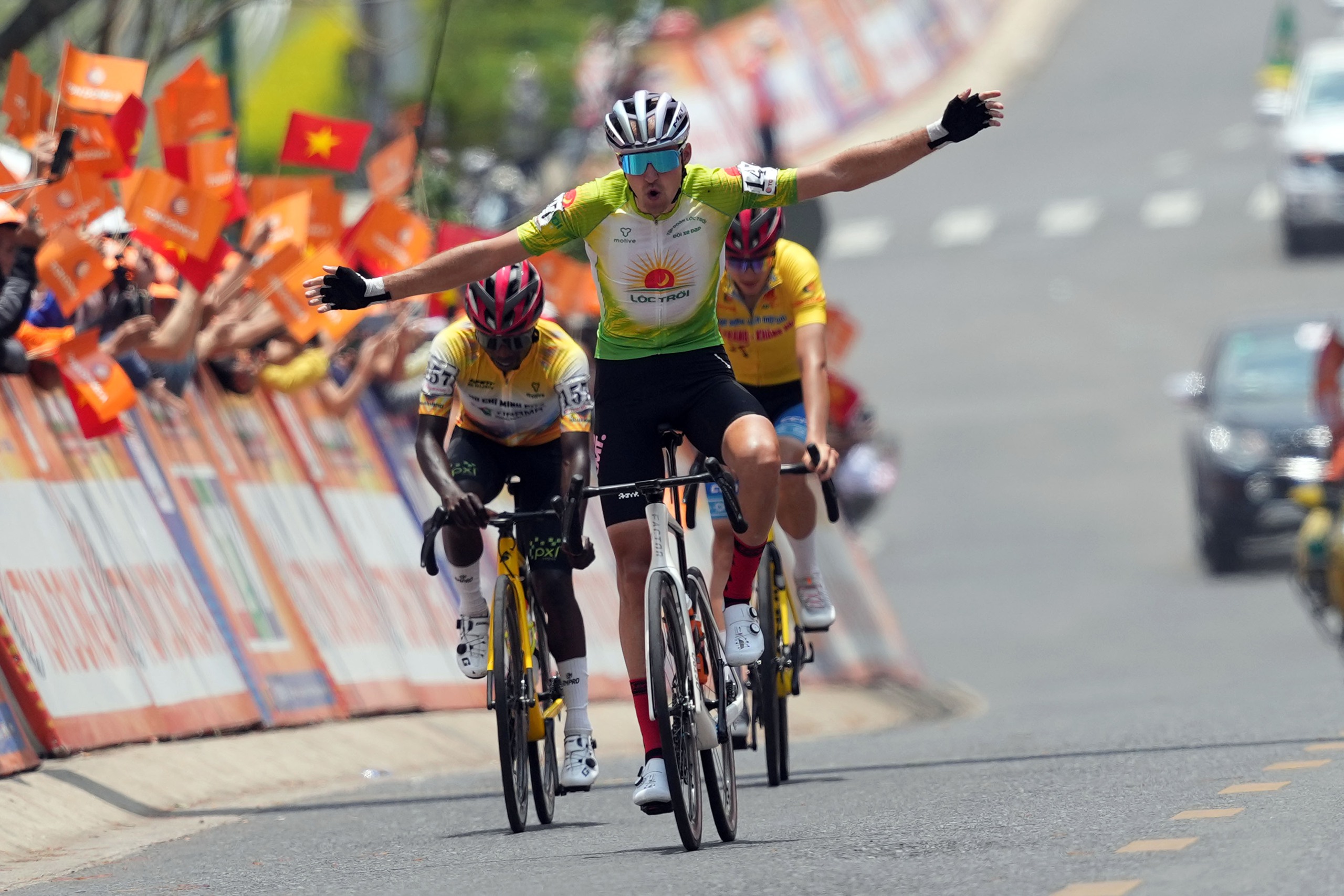 C&uacute;p truyền h&igrave;nh 2026: &Ecirc; k&iacute;p TPHCM giữ vững &Aacute;o v&agrave;ng, &Aacute;o xanh v&agrave; "x&eacute;" &Aacute;o đỏ sau chặng đua quyết định   - Ảnh 8.