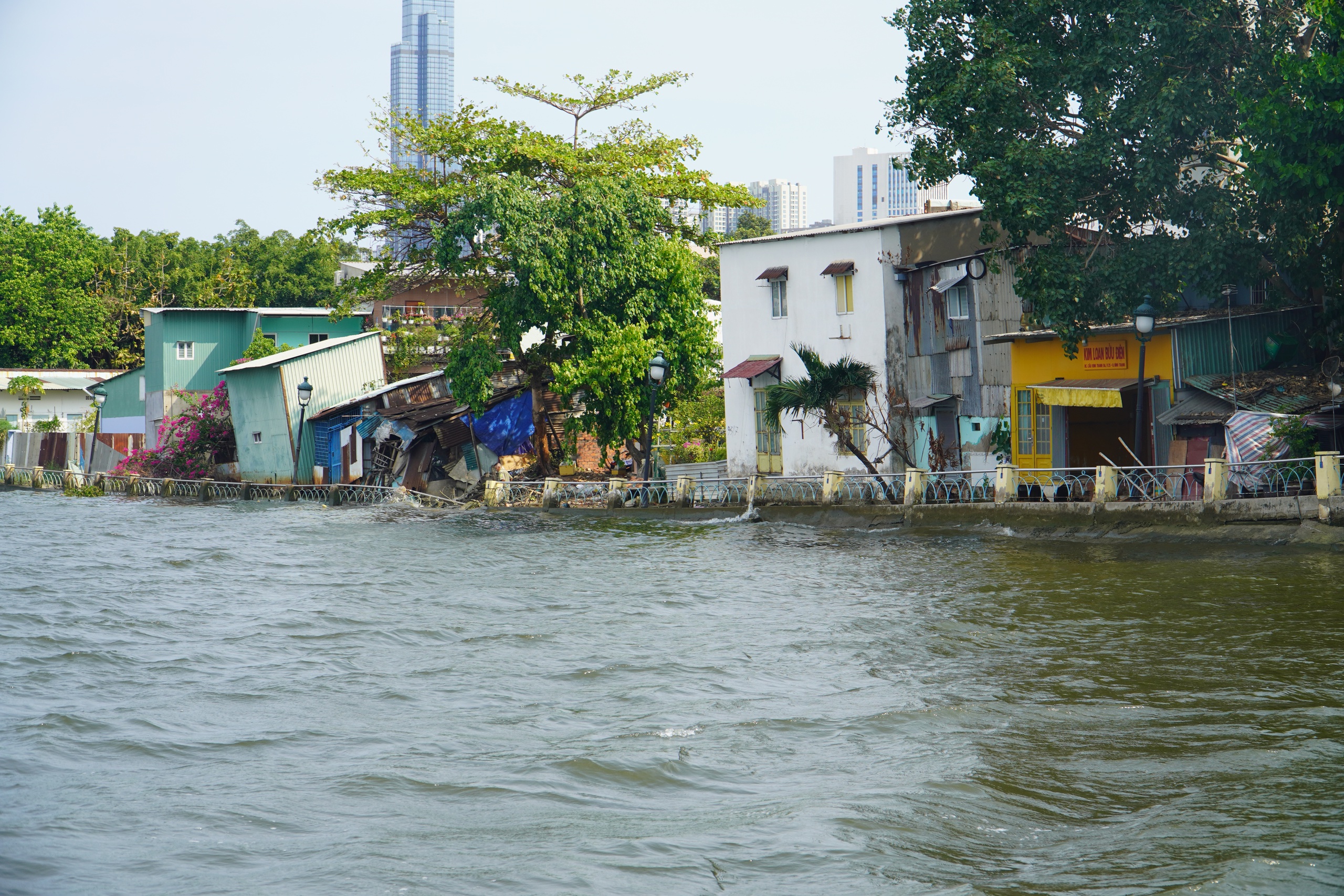 TPHCM: Sạt lở bờ sông, kênh rạch ảnh hưởng hàng trăm hộ dân - Ảnh 2.