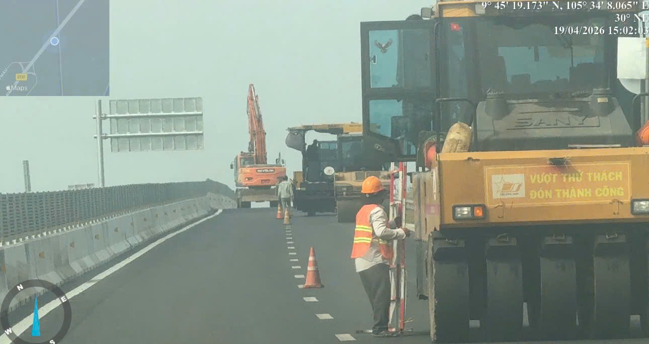 CSGT xử phạt công ty thi công thiếu an toàn trên cao tốc Cần Thơ Hậu Giang - Ảnh 1.