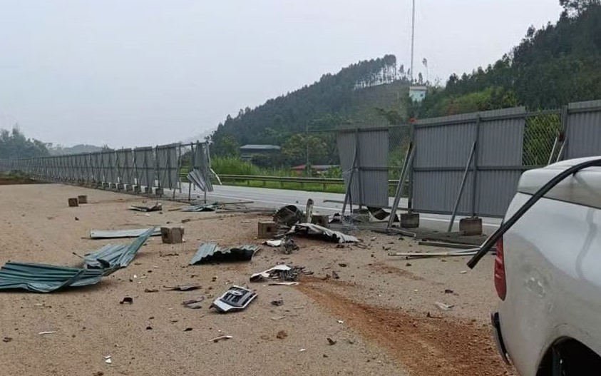 Nguy&ecirc;n nh&acirc;n vụ xe t&ocirc; t&ocirc; t&ocirc;ng r&agrave;o chắn tr&ecirc;n cao tốc, Thiếu t&aacute; C&ocirc;ng an tử vong - Ảnh 2.