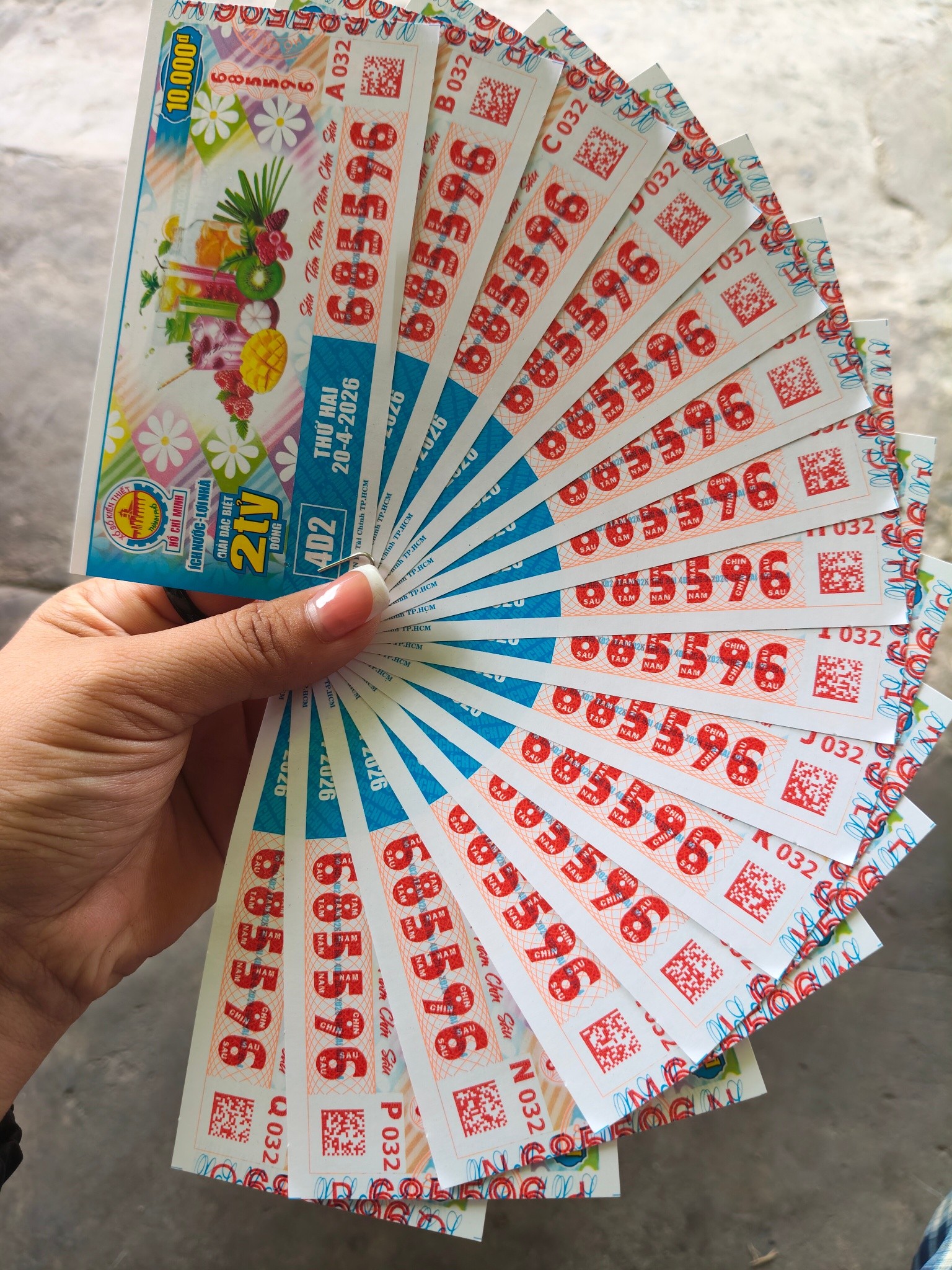 Chiều 20-4, lộ diện khách hàng trúng 2 giải độc đắc xổ số miền Nam - Ảnh 6.