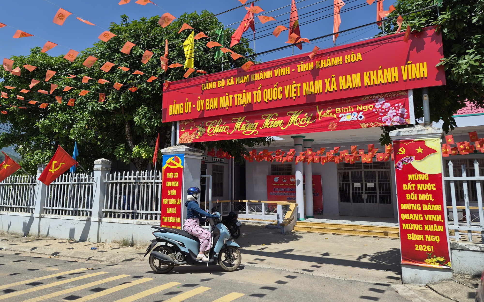 Vụ "băn khoăn chi tiền hỗ trợ" ở Kh&aacute;nh H&ograve;a: 183 hộ c&ograve;n lại được mời đi nhận tiền - Ảnh 7.