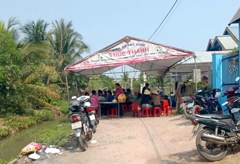 Bé 2 tuổi chết đuối thương tâm tại mương nước trước cửa nhà - Ảnh 1.