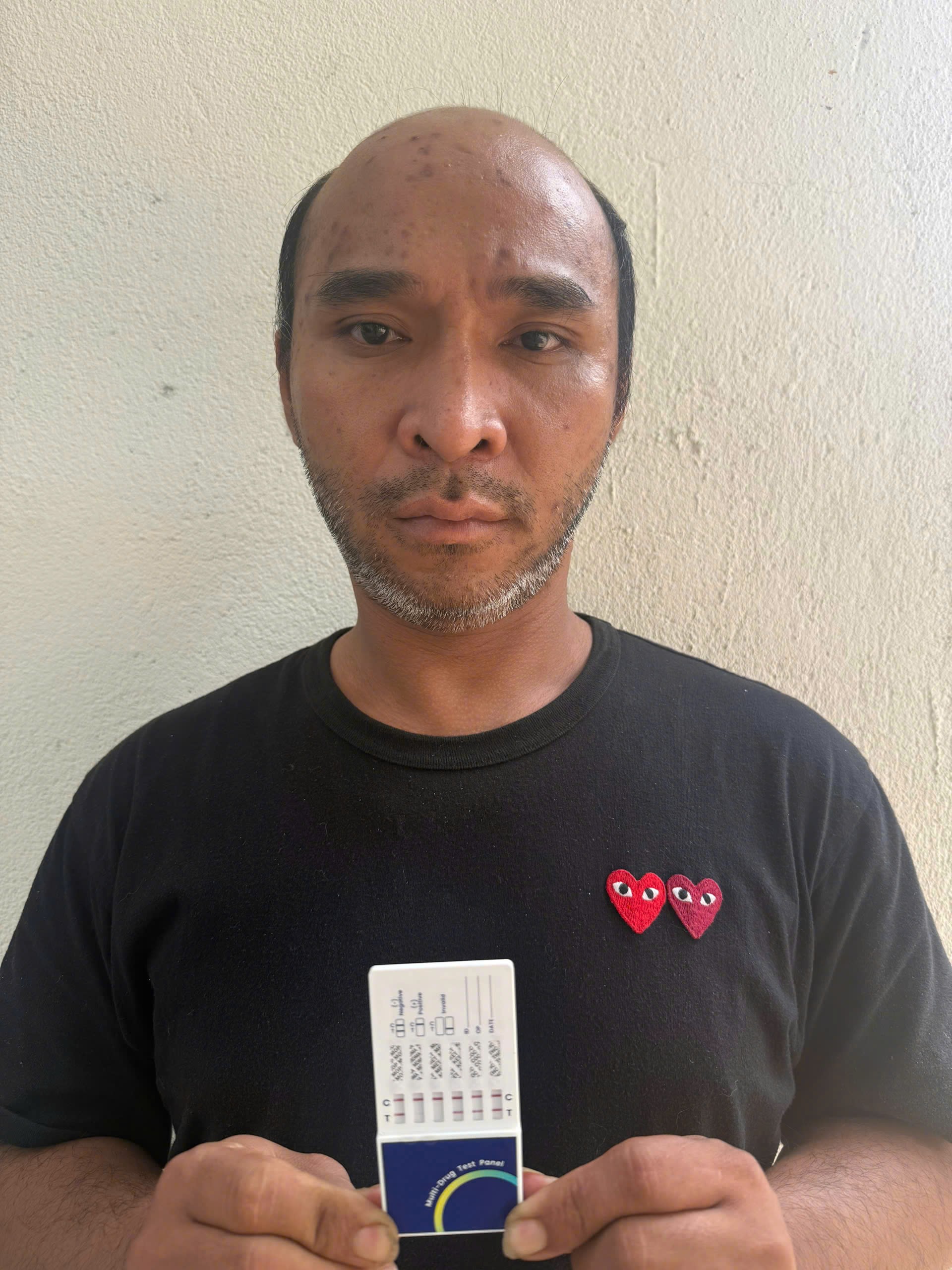 Ca sĩ lô tô vừa mãn hạn tù, giật điện thoại du khách nước ngoài - Ảnh 1.