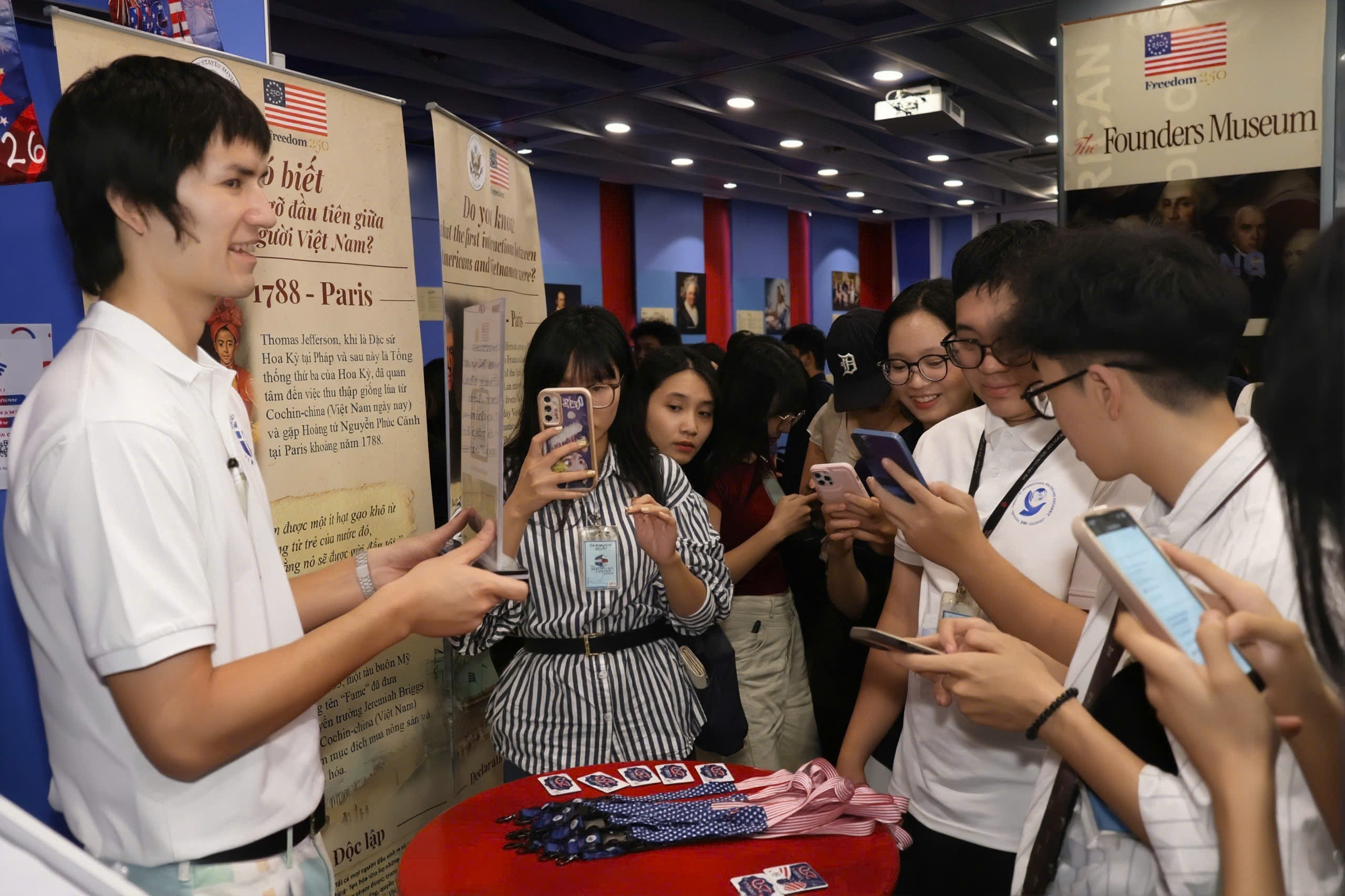 Giới trẻ h&aacute;o hức t&igrave;m hiểu lịch sử Mỹ bằng c&ocirc;ng nghệ thực tế ảo tại Founder Museum - Ảnh 9.