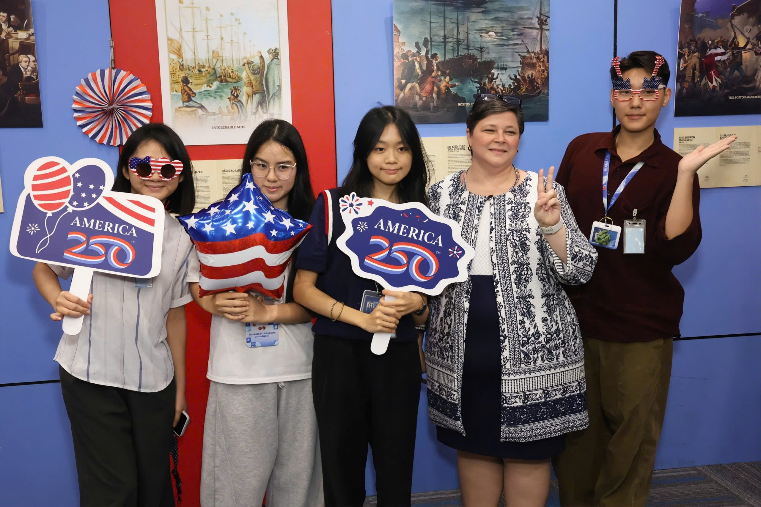 Giới trẻ h&aacute;o hức t&igrave;m hiểu lịch sử Mỹ bằng c&ocirc;ng nghệ thực tế ảo tại Founder Museum - Ảnh 8.