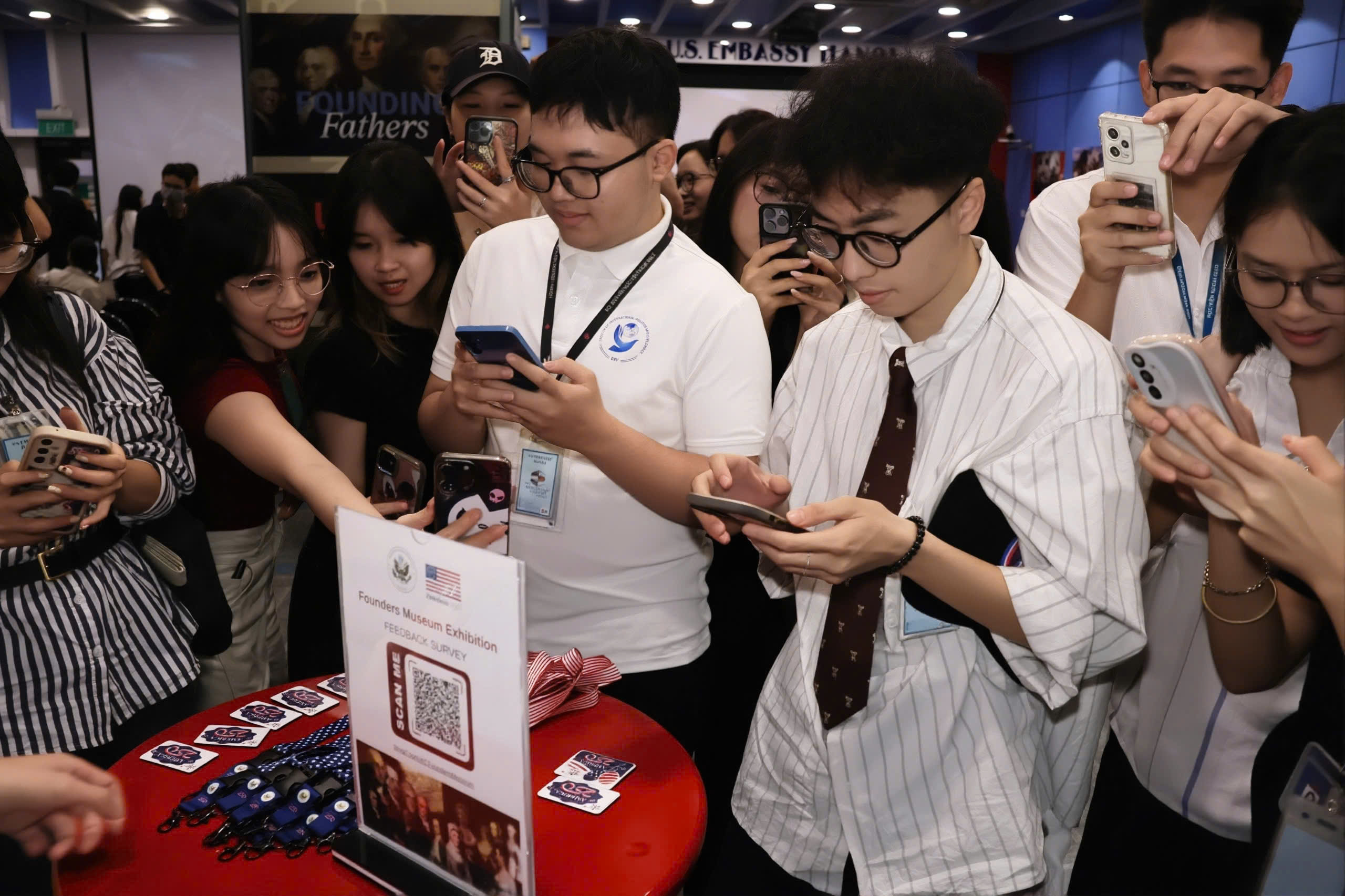 Giới trẻ h&aacute;o hức t&igrave;m hiểu lịch sử Mỹ bằng c&ocirc;ng nghệ thực tế ảo tại Founder Museum - Ảnh 11.