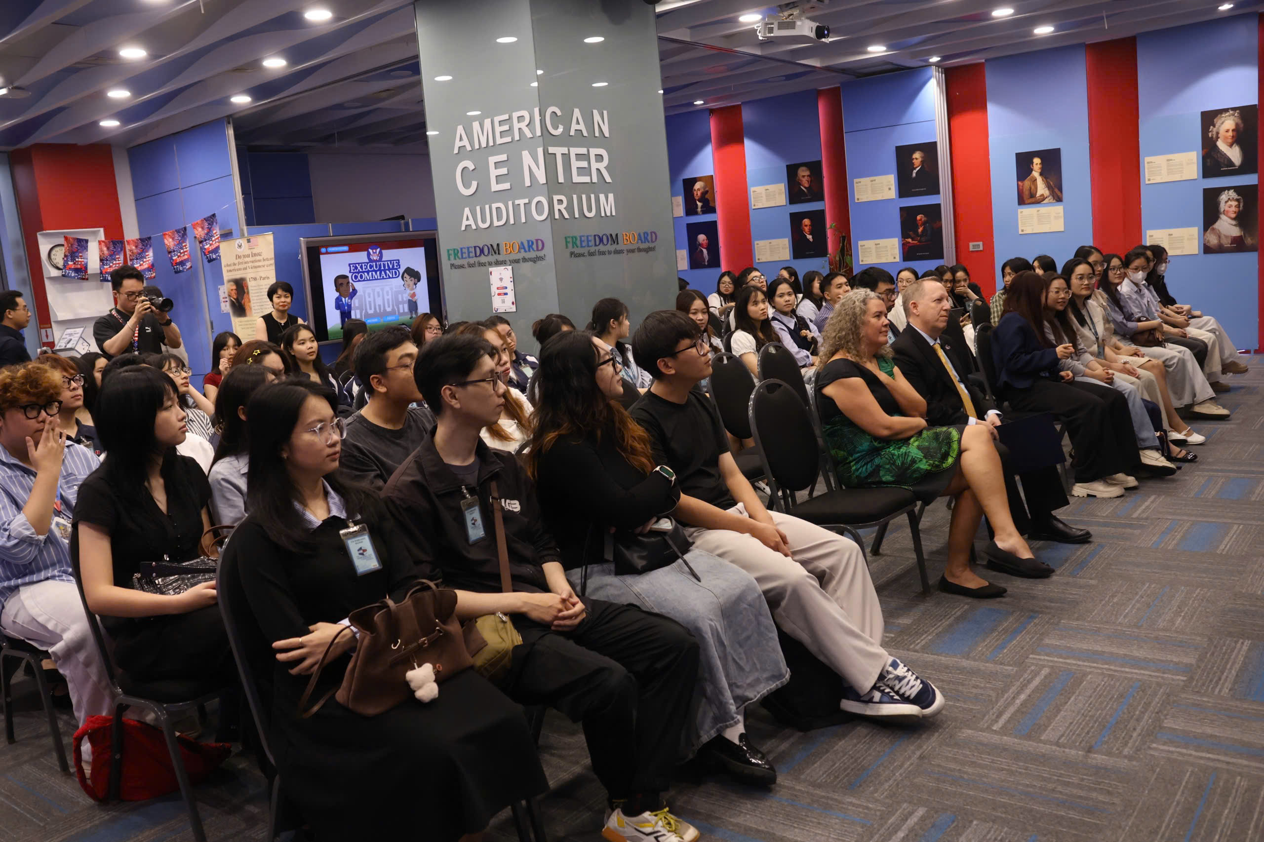 Giới trẻ h&aacute;o hức t&igrave;m hiểu lịch sử Mỹ bằng c&ocirc;ng nghệ thực tế ảo tại Founder Museum - Ảnh 6.