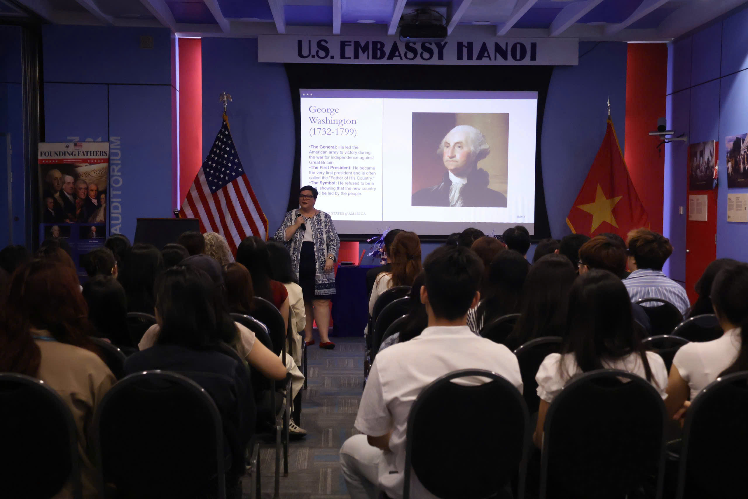 Giới trẻ h&aacute;o hức t&igrave;m hiểu lịch sử Mỹ bằng c&ocirc;ng nghệ thực tế ảo tại Founder Museum - Ảnh 4.