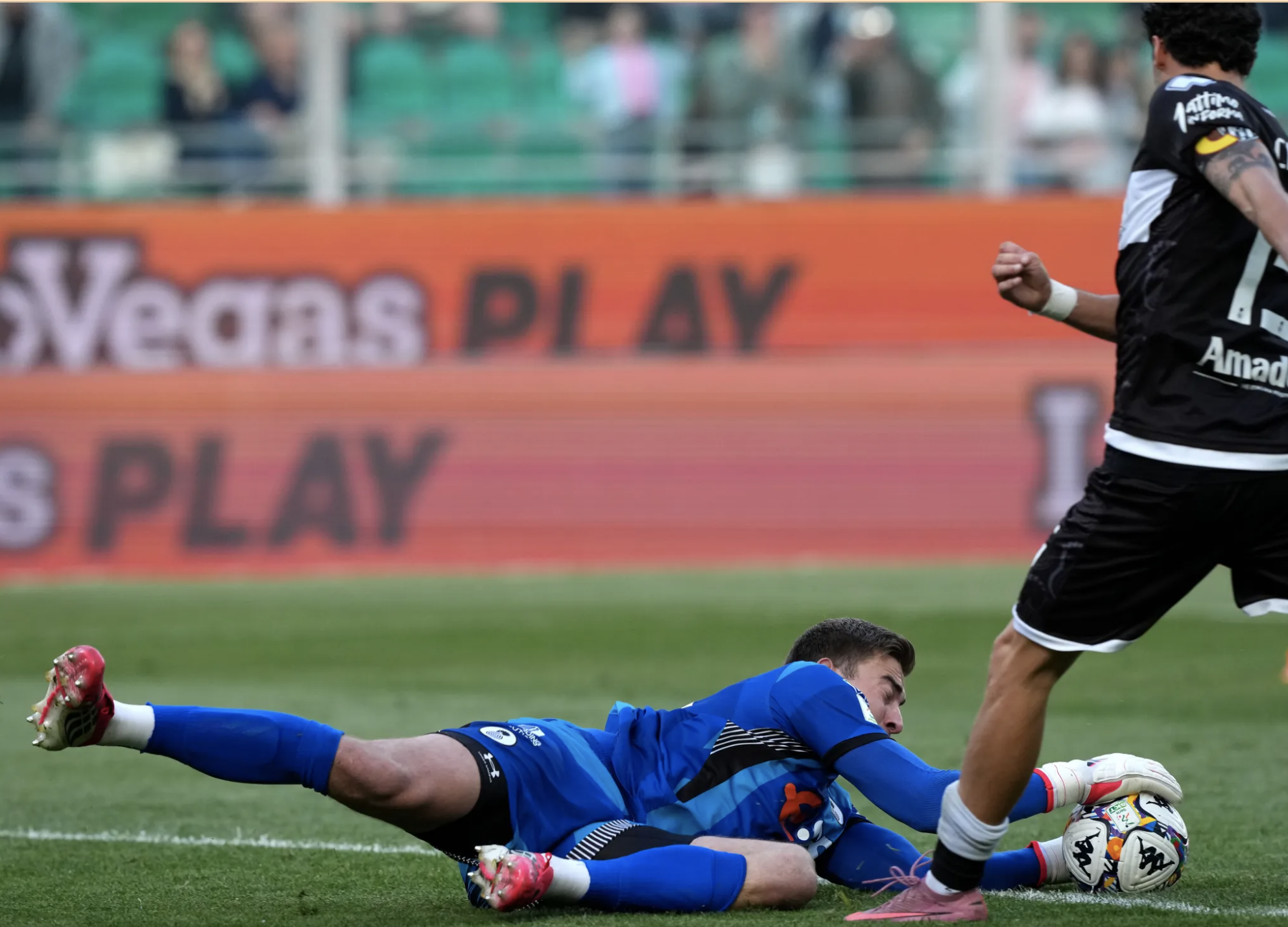 Con trai huyền thoại Jurgen Klinsmann gãy cổ khi chơi bóng ở Serie B - Ảnh 1.