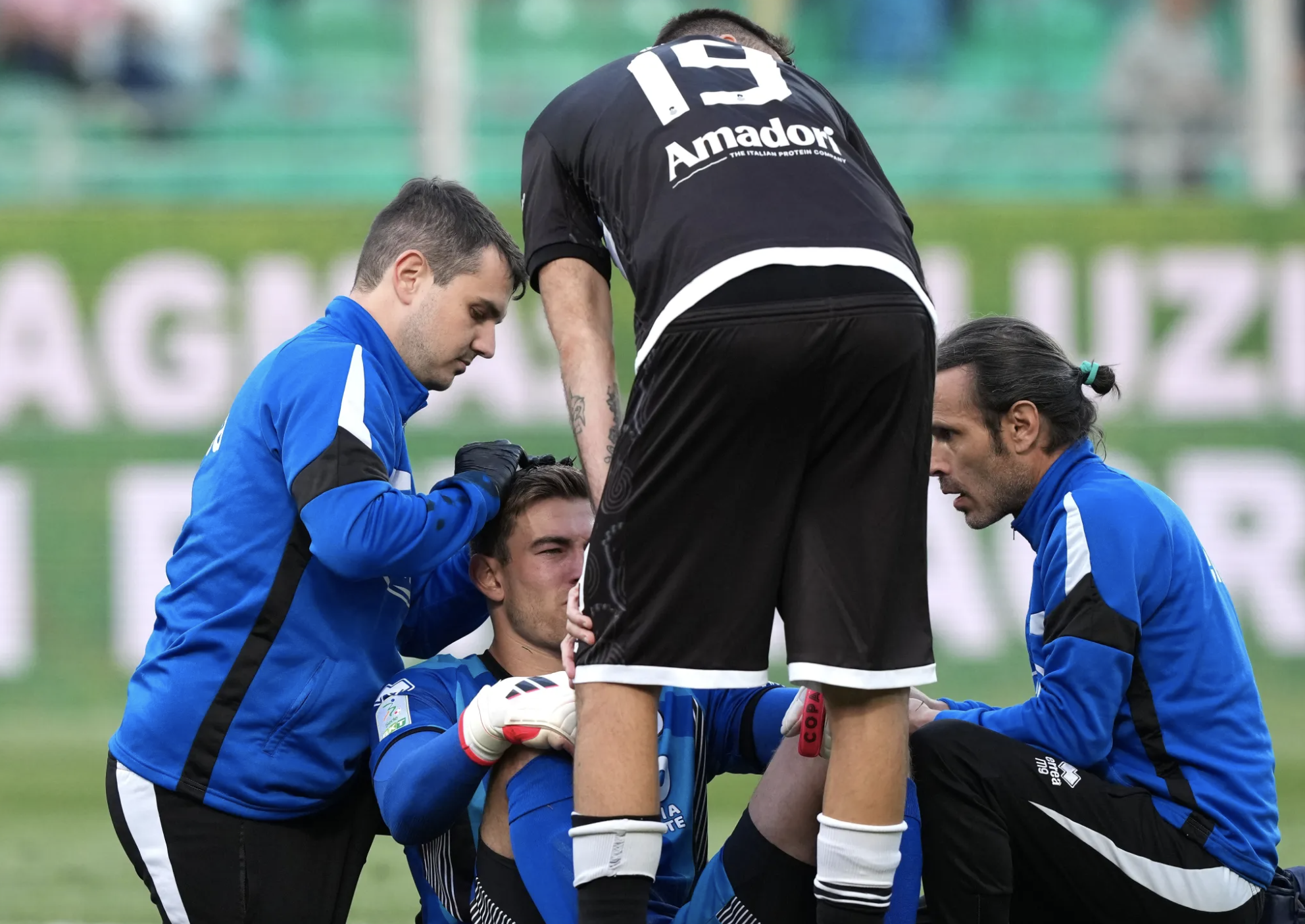 Con trai huyền thoại Jurgen Klinsmann gãy cổ khi chơi bóng ở Serie B - Ảnh 2.