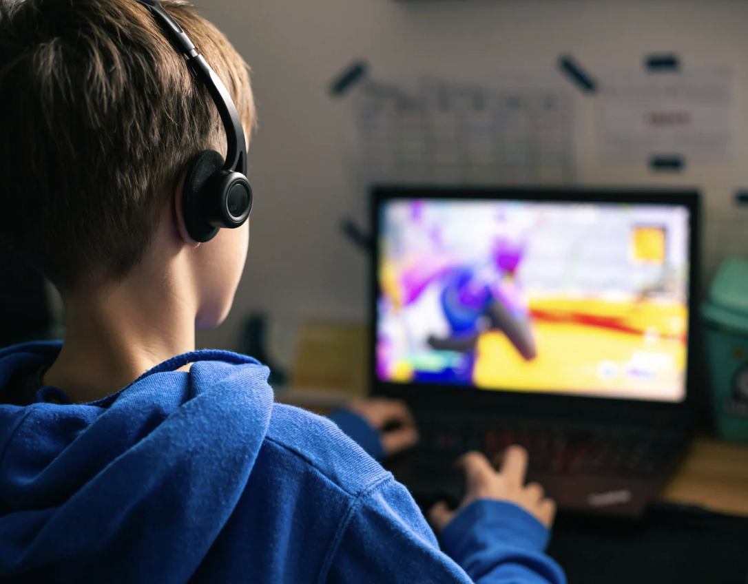 Thiếu niên 15 tuổi tử vong sau khi chơi game xuyên đêm: Bác sĩ cảnh báo nguy cơ từ thức khuya kéo dài - Ảnh 1.