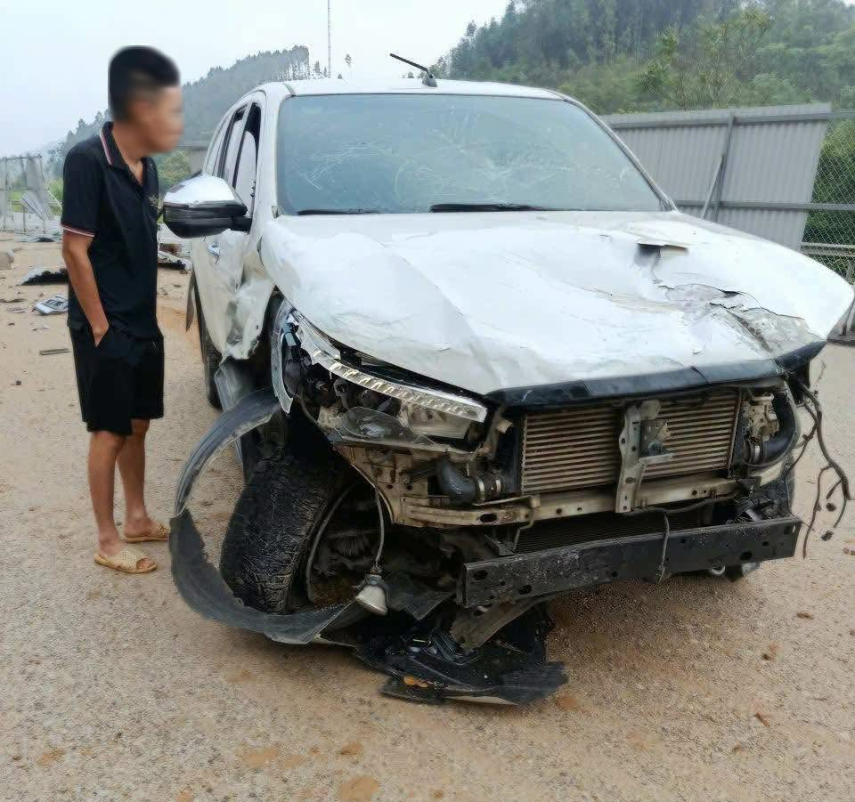 Vụ xe tô tô tông rào chắn trên cao tốc, thiếu tá công an tử vong - Ảnh 1.