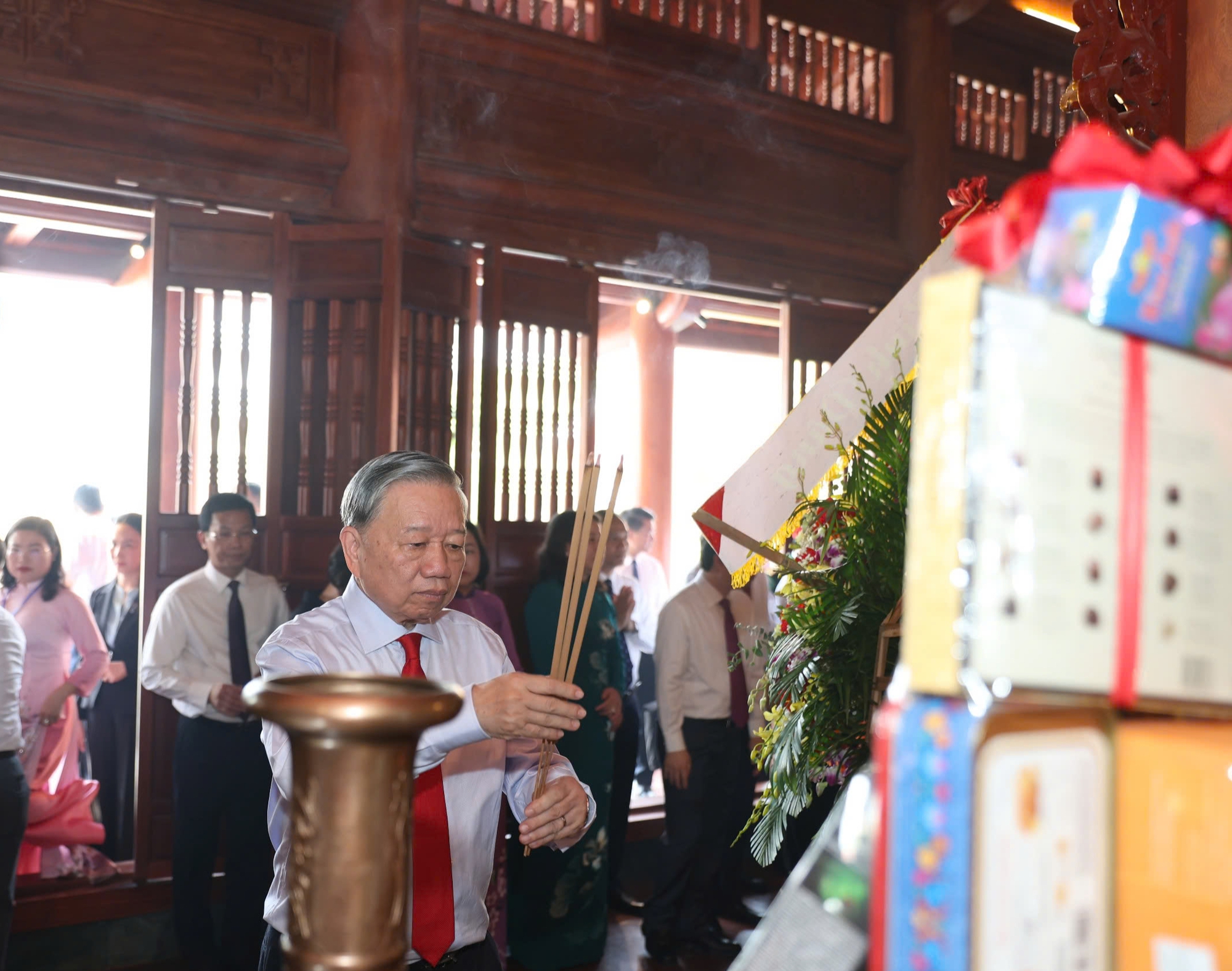 Tổng Bí thư, Chủ tịch nước Tô Lâm dâng hương tưởng nhớ cố Tổng Bí thư Hà Huy Tập tại Hà Tĩnh - Ảnh 3.