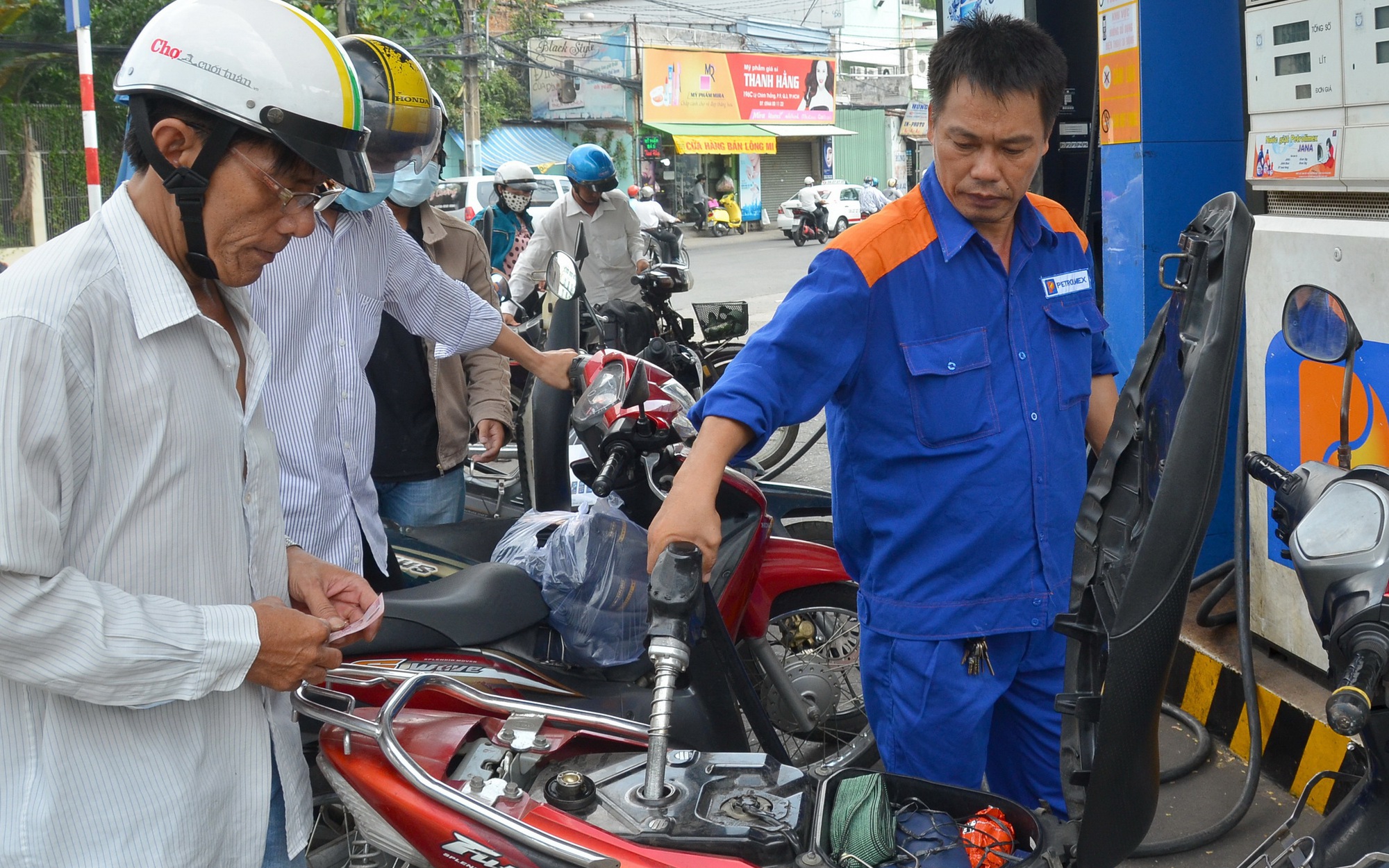 Gi&aacute; xăng dầu tiếp tục giảm, dầu diesel rẻ hơn 1.159 đồng/l&iacute;t - Ảnh 2.