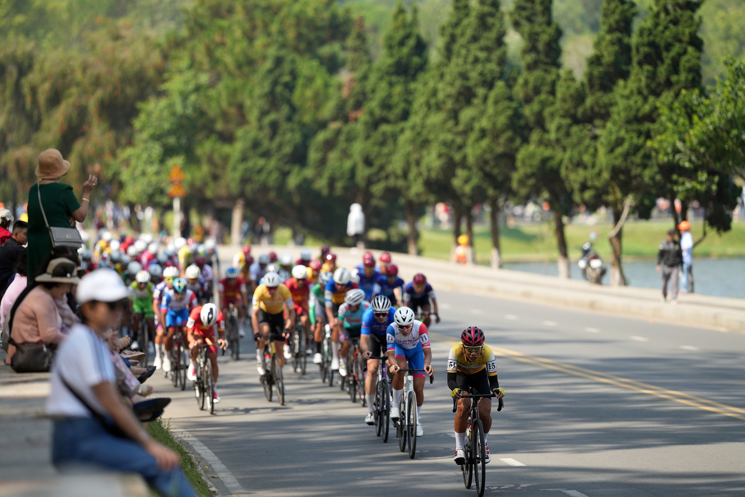 C&uacute;p truyền h&igrave;nh: Tay đua Thanh H&oacute;a thắng v&ograve;ng hồ Xu&acirc;n Hương - Ảnh 2.