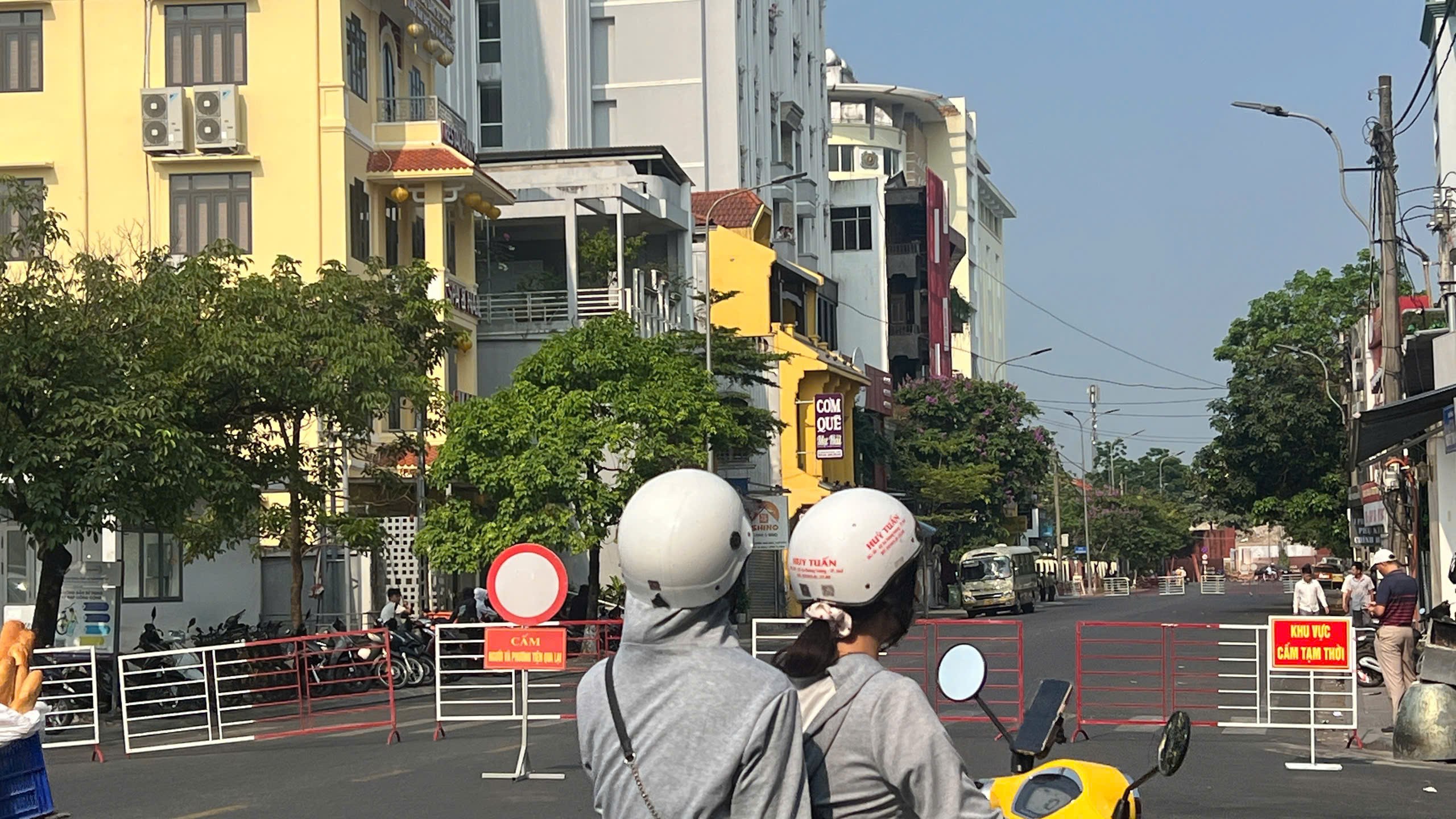 Cưỡng chế khách sạn Romance tại Huế: Du khách di dời và đường phong tỏa tạm thời - Ảnh 1.