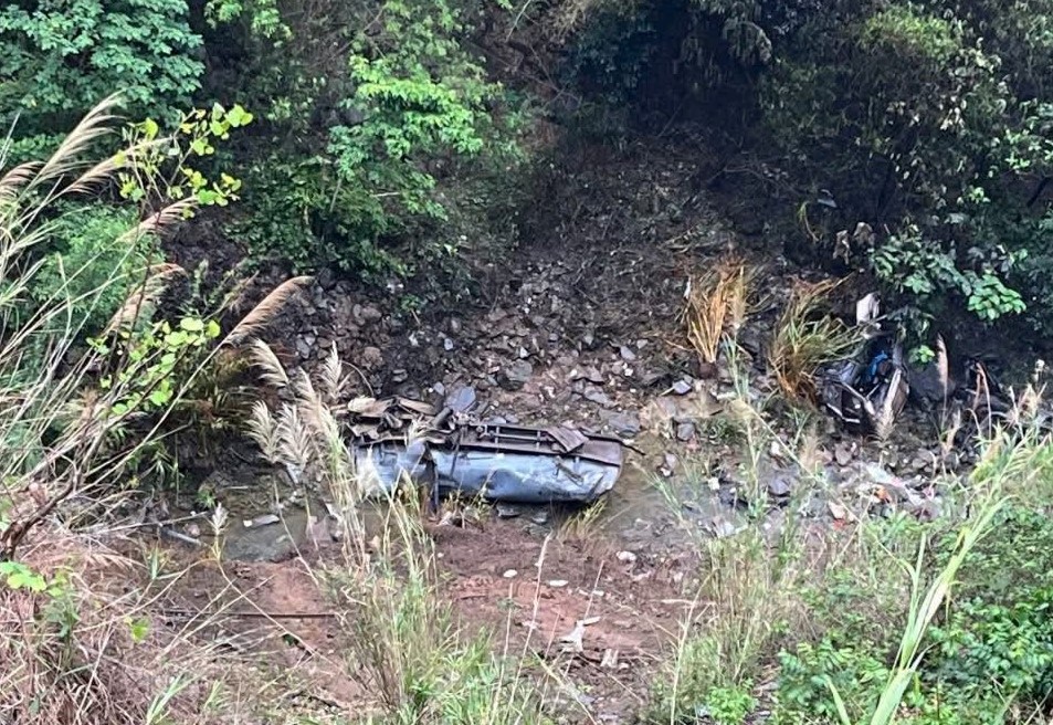 Xe bồn dập nát khi lao xuống vực sâu 100 m, tài xế tử vong - Ảnh 1.