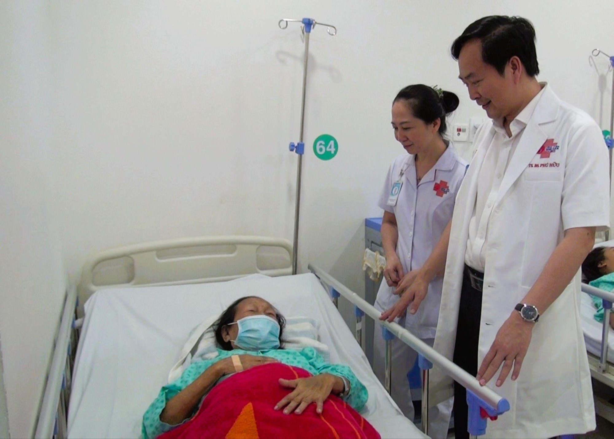 Cụ bà 82 tuổi bị xuất huyết ruột non nặng hiếm gặp - Ảnh 2.