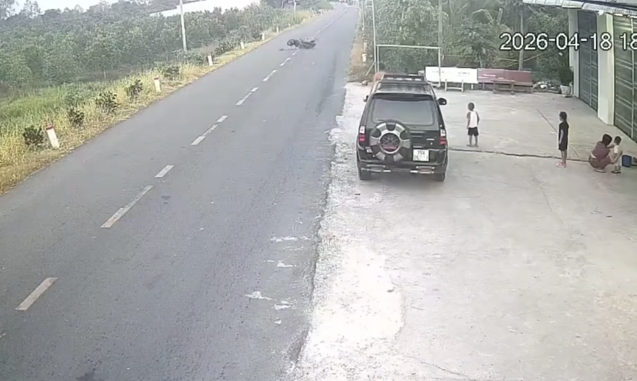 Tai nạn thương tâm do quả bóng lăn ra đường khiến người đi xe máy tử vong tại Vĩnh Long - Ảnh 1.