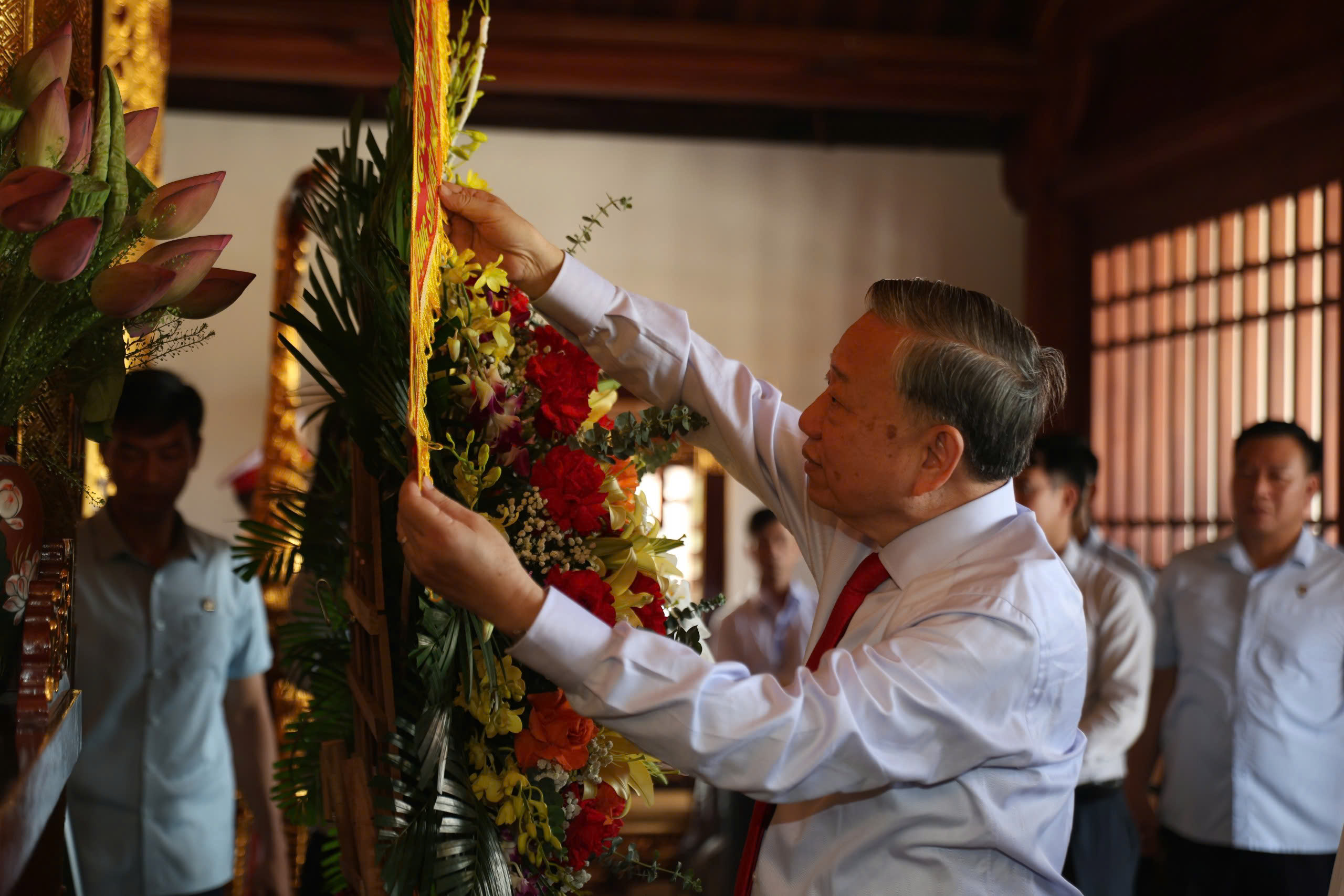 Tổng Bí thư, Chủ tịch nước Tô Lâm dâng hương tưởng nhớ cố Tổng Bí thư Hà Huy Tập tại Hà Tĩnh - Ảnh 4.