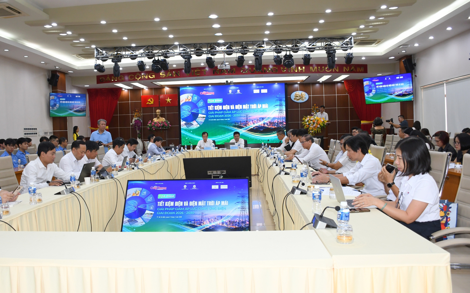 Điện m&ugrave;a nắng n&oacute;ng: Người d&acirc;n chia sẻ với ng&agrave;nh điện - Ảnh 4.