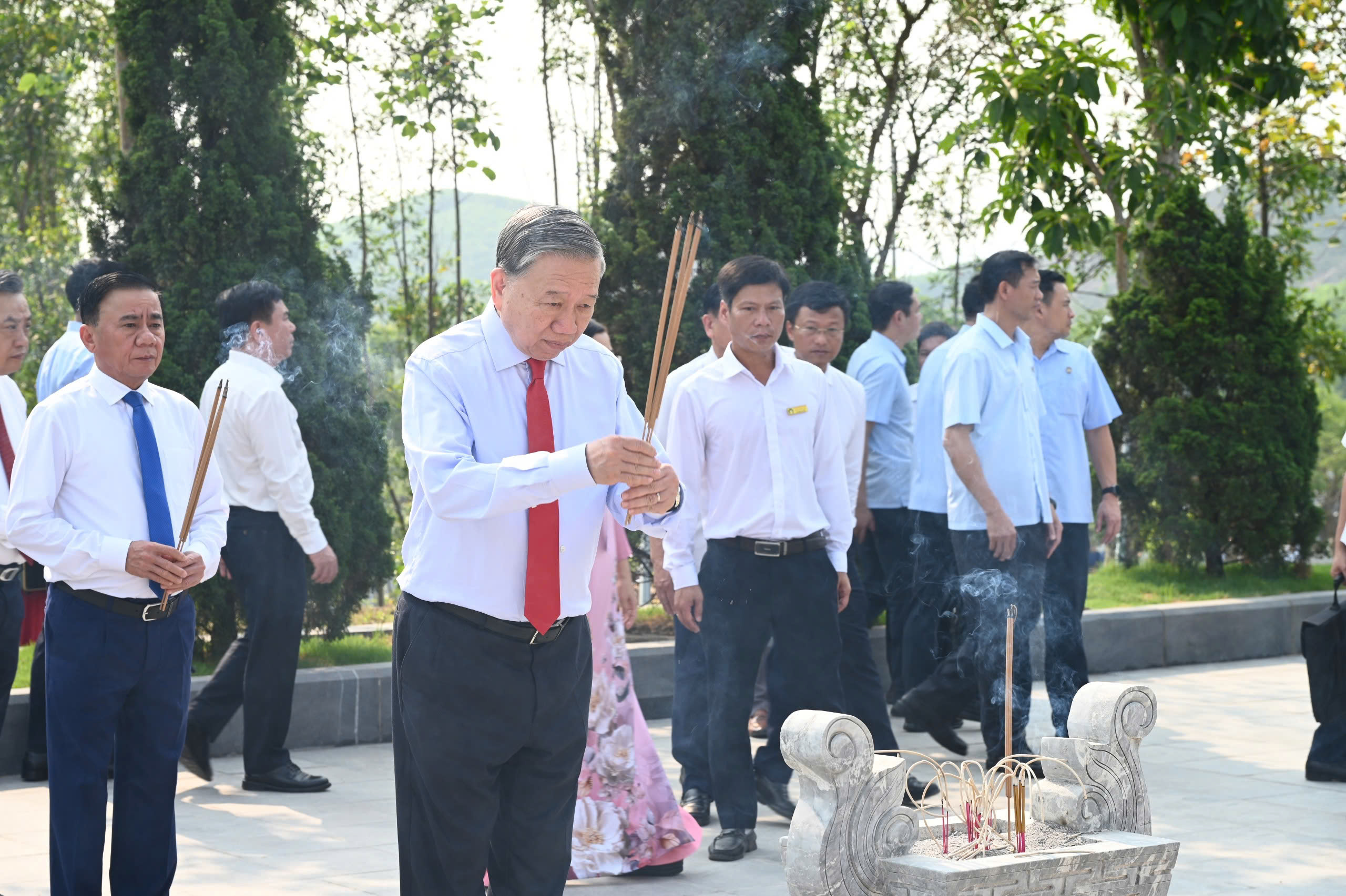 Tổng Bí thư, Chủ tịch nước Tô Lâm dâng hương tưởng nhớ cố Tổng Bí thư Hà Huy Tập tại Hà Tĩnh - Ảnh 5.