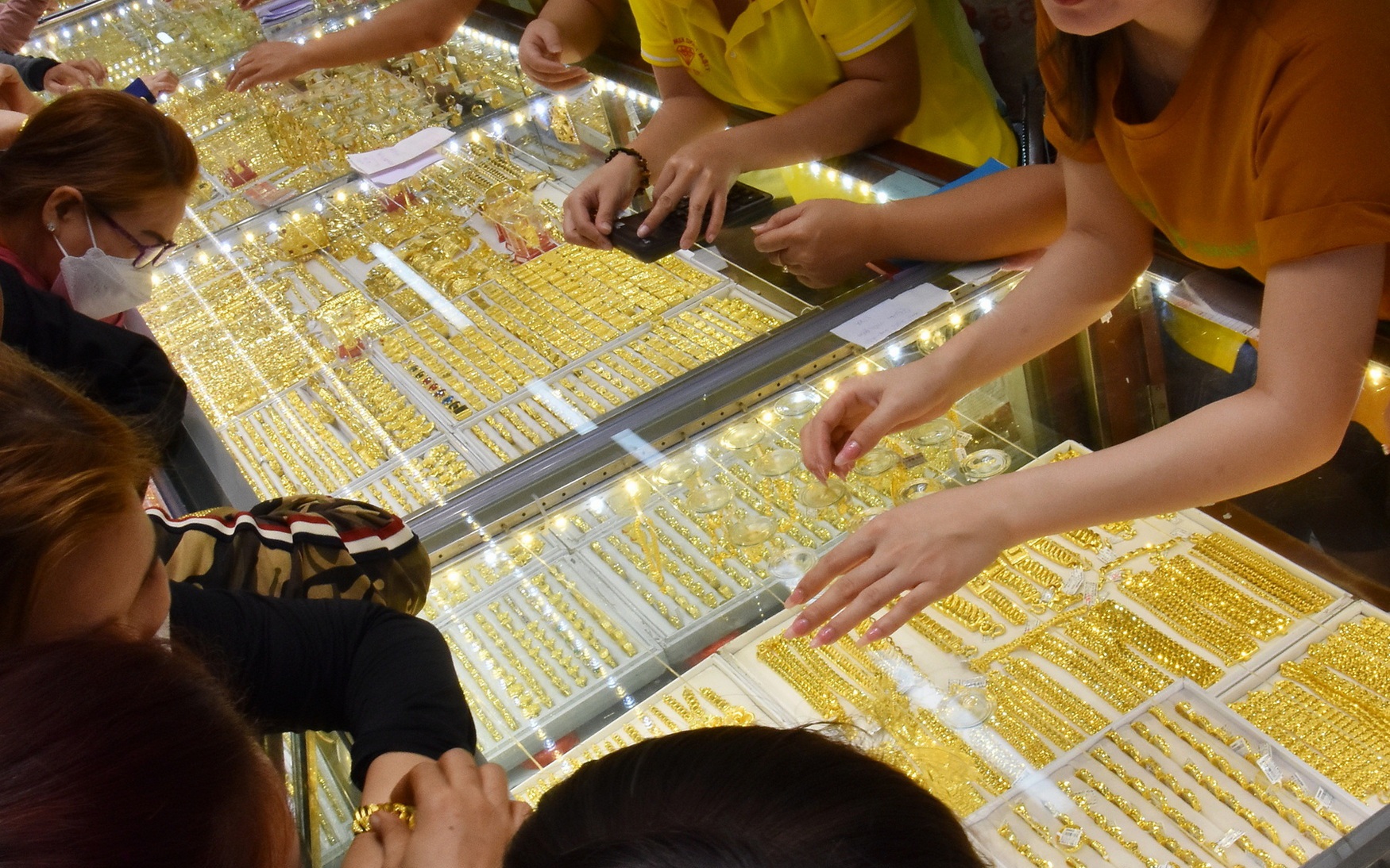 S&aacute;ng 22-4, gi&aacute; v&agrave;ng thủng mốc 170 triệu đồng/lượng - Ảnh 2.