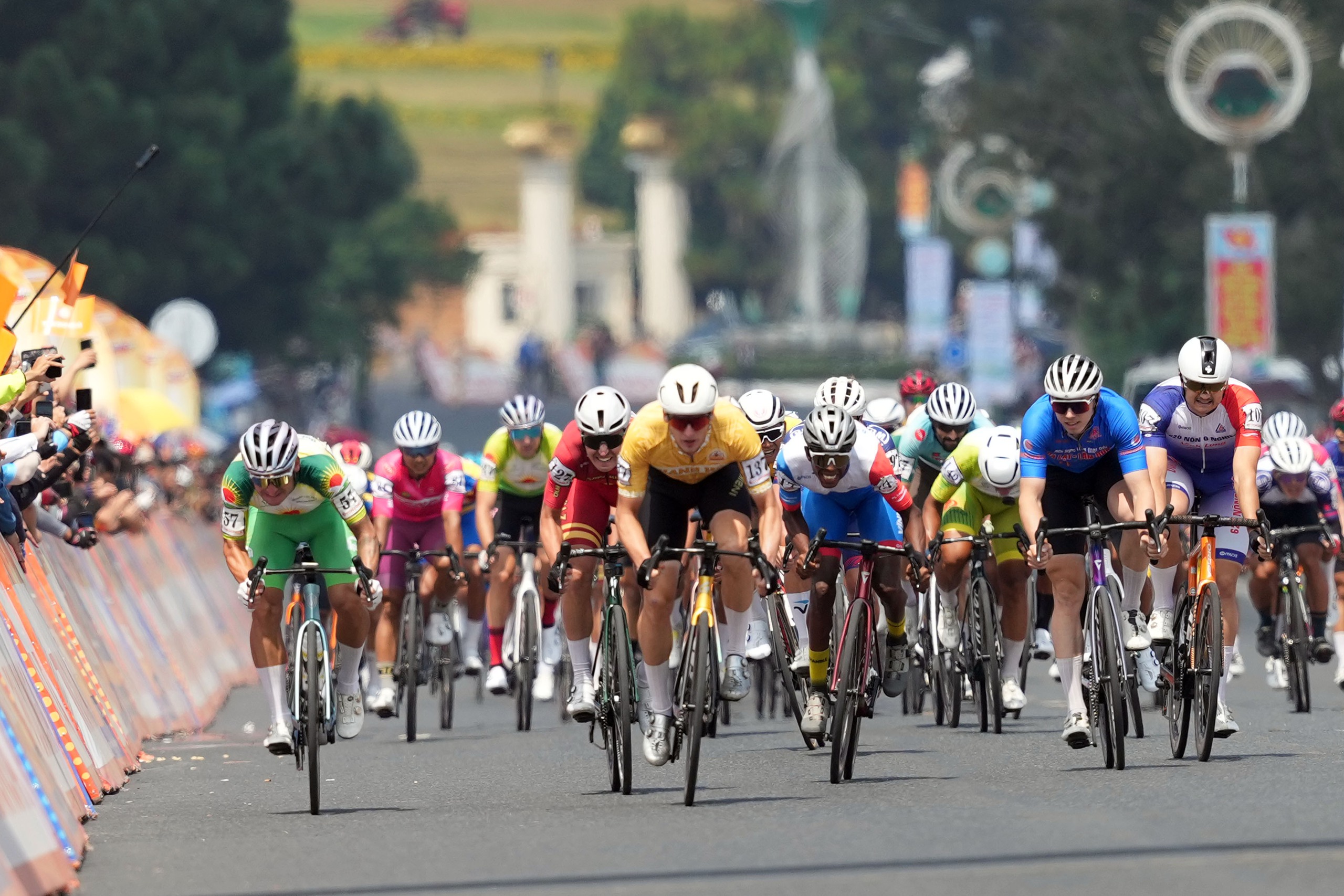 C&uacute;p truyền h&igrave;nh: Tay đua Thanh H&oacute;a thắng v&ograve;ng hồ Xu&acirc;n Hương - Ảnh 8.