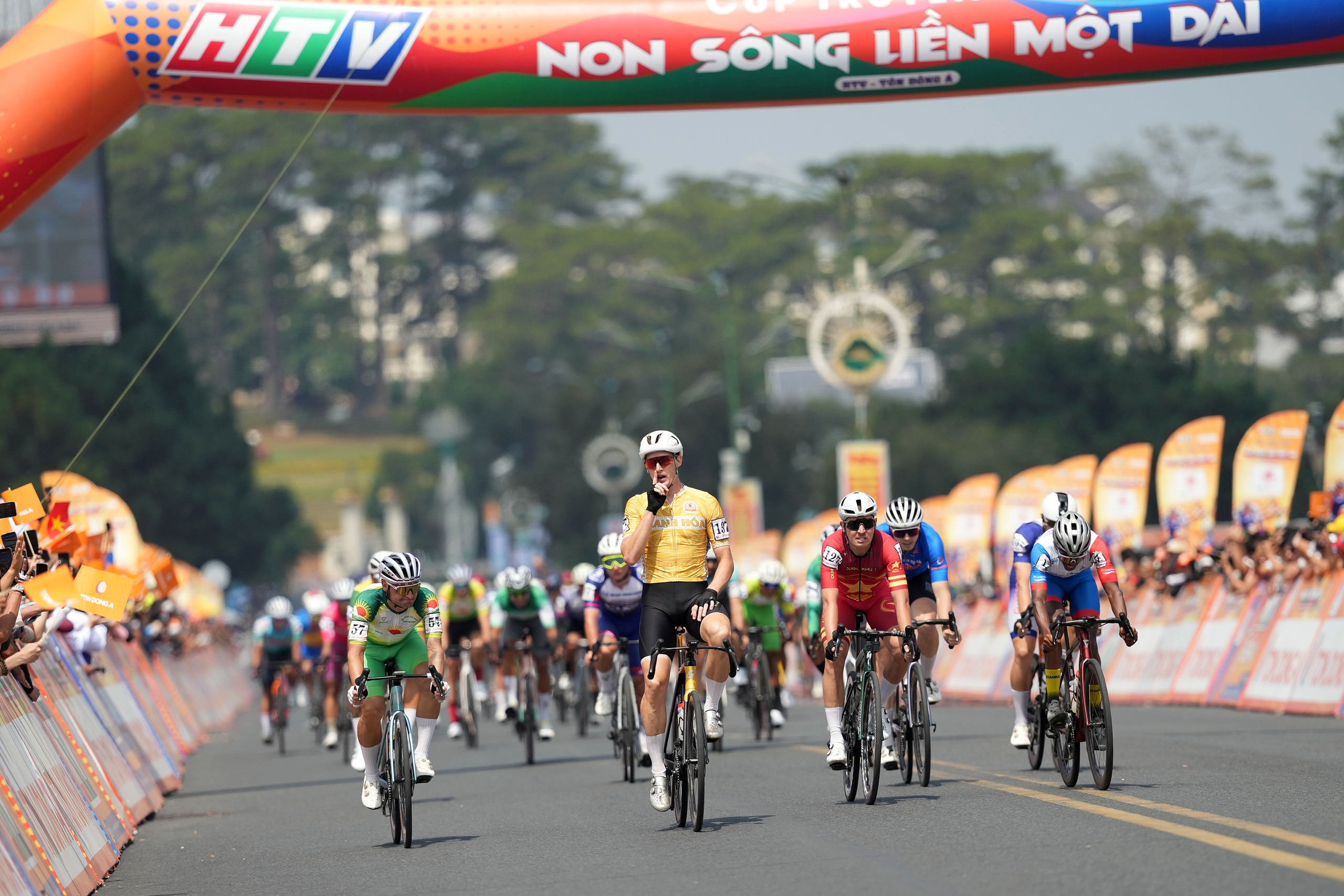 C&uacute;p truyền h&igrave;nh: Tay đua Thanh H&oacute;a thắng v&ograve;ng hồ Xu&acirc;n Hương - Ảnh 9.