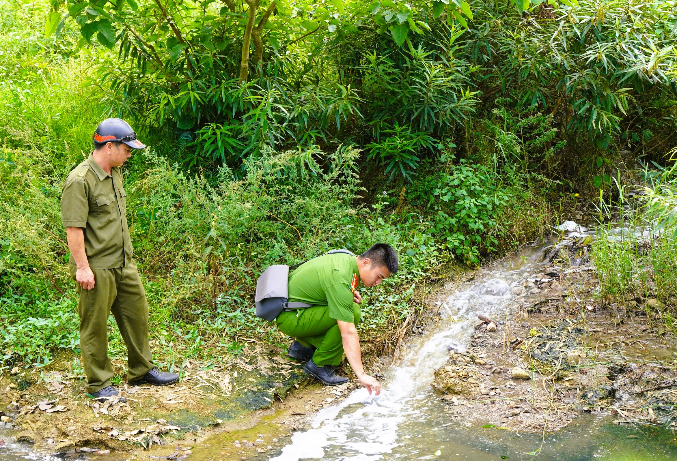 C05 Bộ Công an vào cuộc vụ nước giếng khoan nhà dân đổi màu tím bất thường - Ảnh 2.