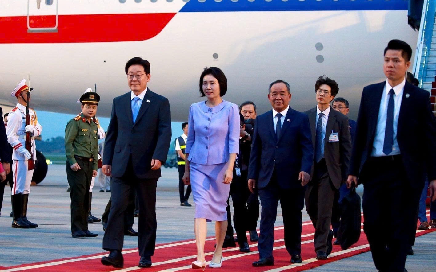 Việt Nam bắn 21 loạt đại b&aacute;c ch&agrave;o mừng Tổng thống H&agrave;n Quốc - Ảnh 2.