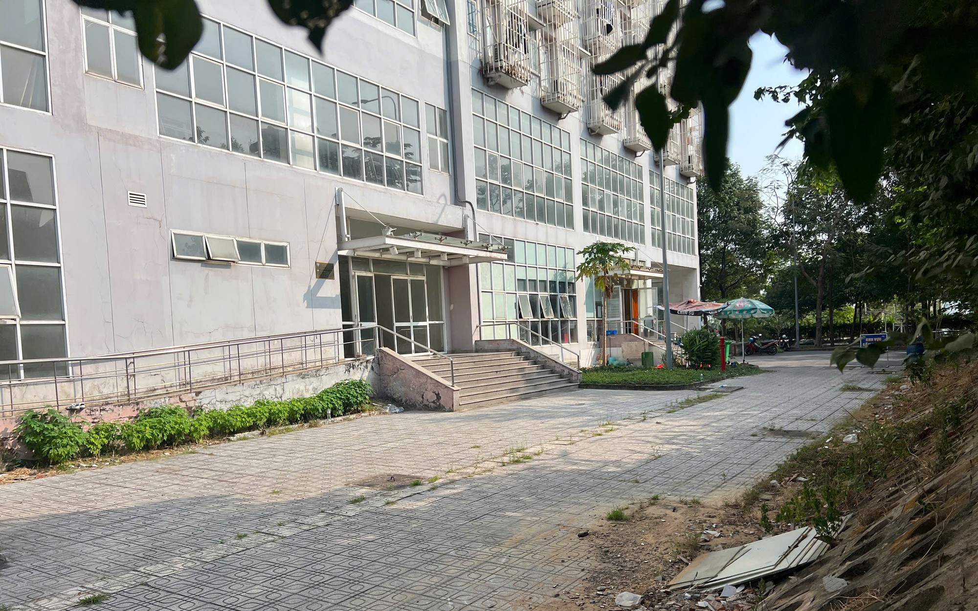 Điều tra vụ nữ sinh nghi rơi lầu tử vong trong Đại học Quốc gia TPHCM - Ảnh 2.