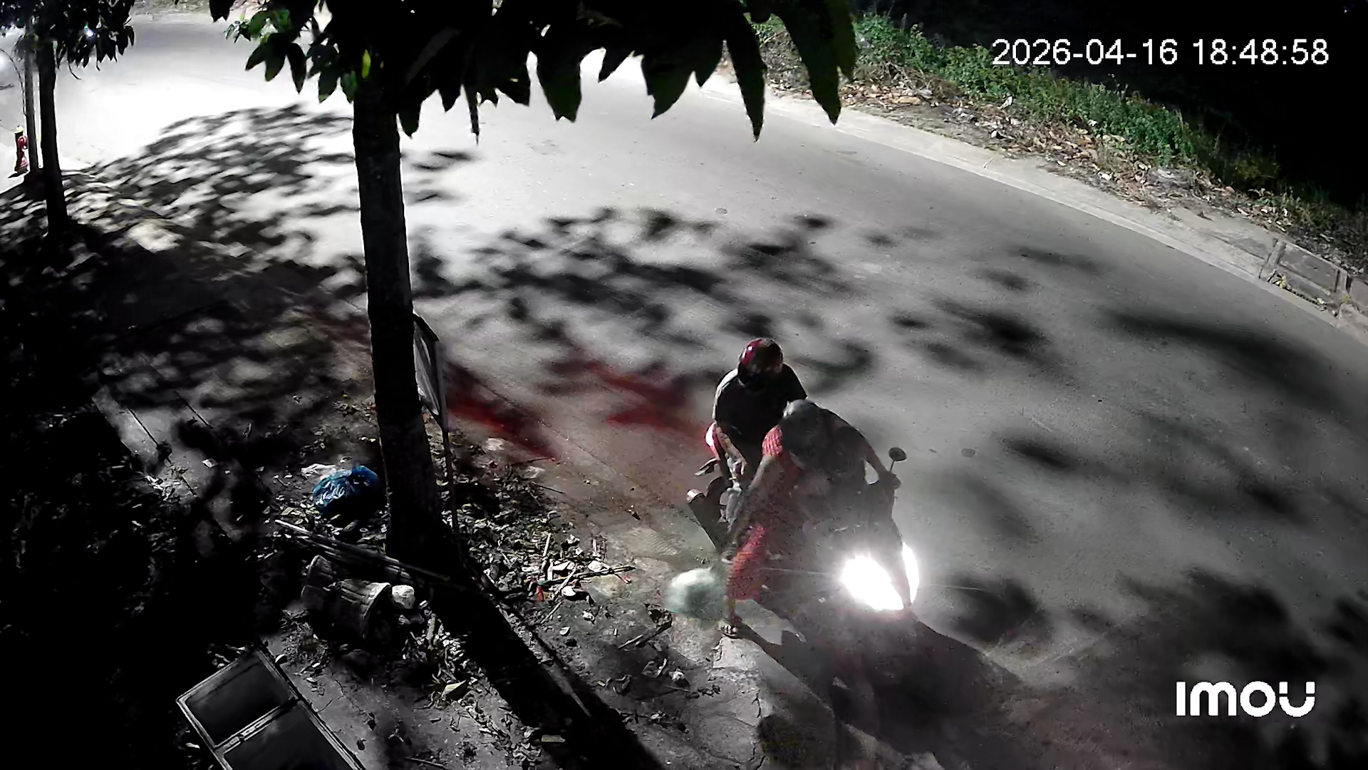 Phát hiện qua camera, 2 người vứt rác bị phạt mỗi người 1,5 triệu đồng - Ảnh 3.