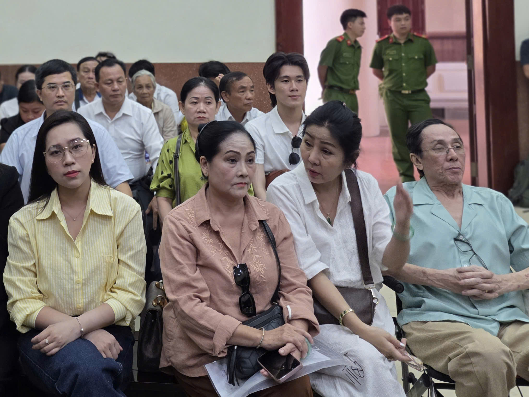 VIDEO: Ch&aacute;u g&aacute;i cố NSƯT Vũ Linh n&oacute;i muốn l&agrave;m s&aacute;ng tỏ c&aacute;c giấy tờ hộ tịch li&ecirc;n quan Hồng Loan - Ảnh 2.