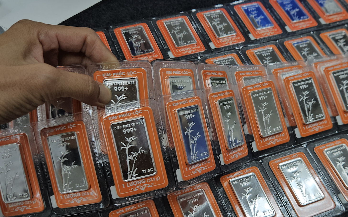 Gi&aacute; bạc h&ocirc;m nay 23-4: Đầu tư bạc đ&atilde; hết sức h&uacute;t? - Ảnh 1.