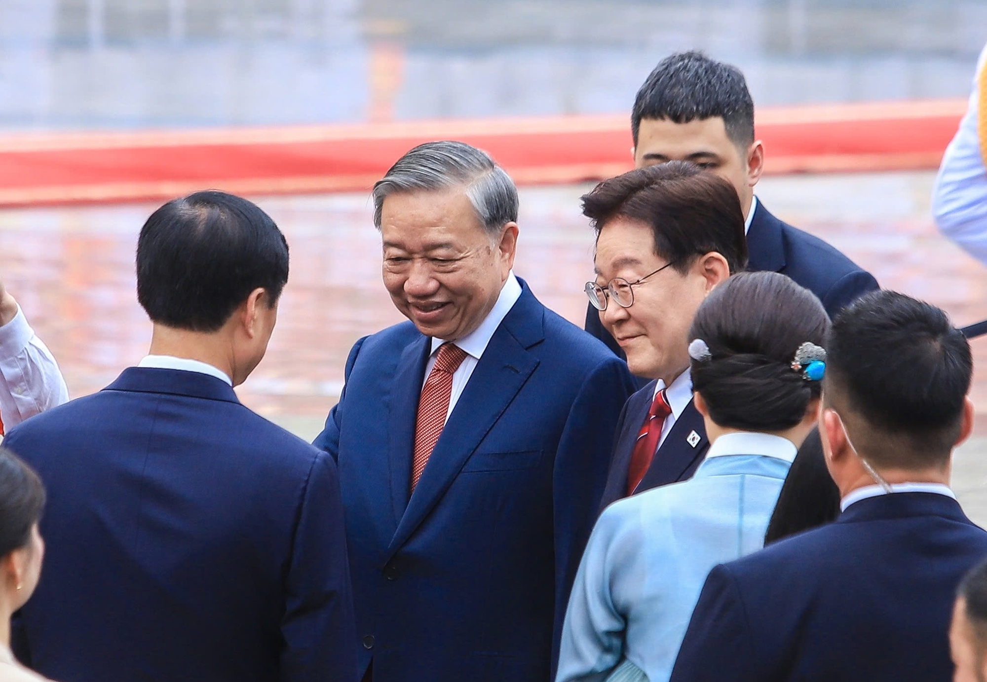 Việt Nam bắn 21 loạt đại b&aacute;c ch&agrave;o mừng Tổng thống H&agrave;n Quốc - Ảnh 13.