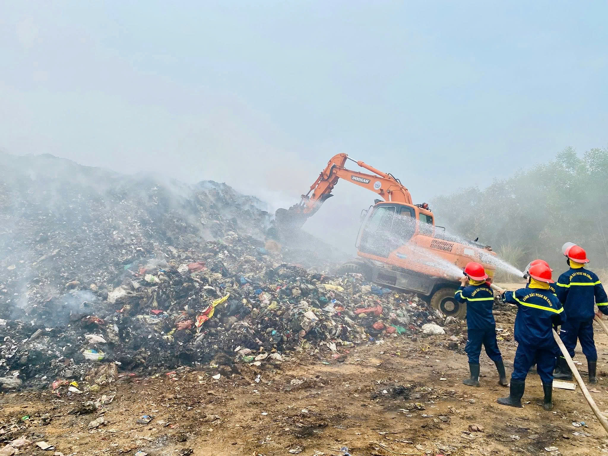 VIDEO: Cháy bãi rác lớn gần khu dân cư suốt 10 ngày chưa tắt - Ảnh 1.