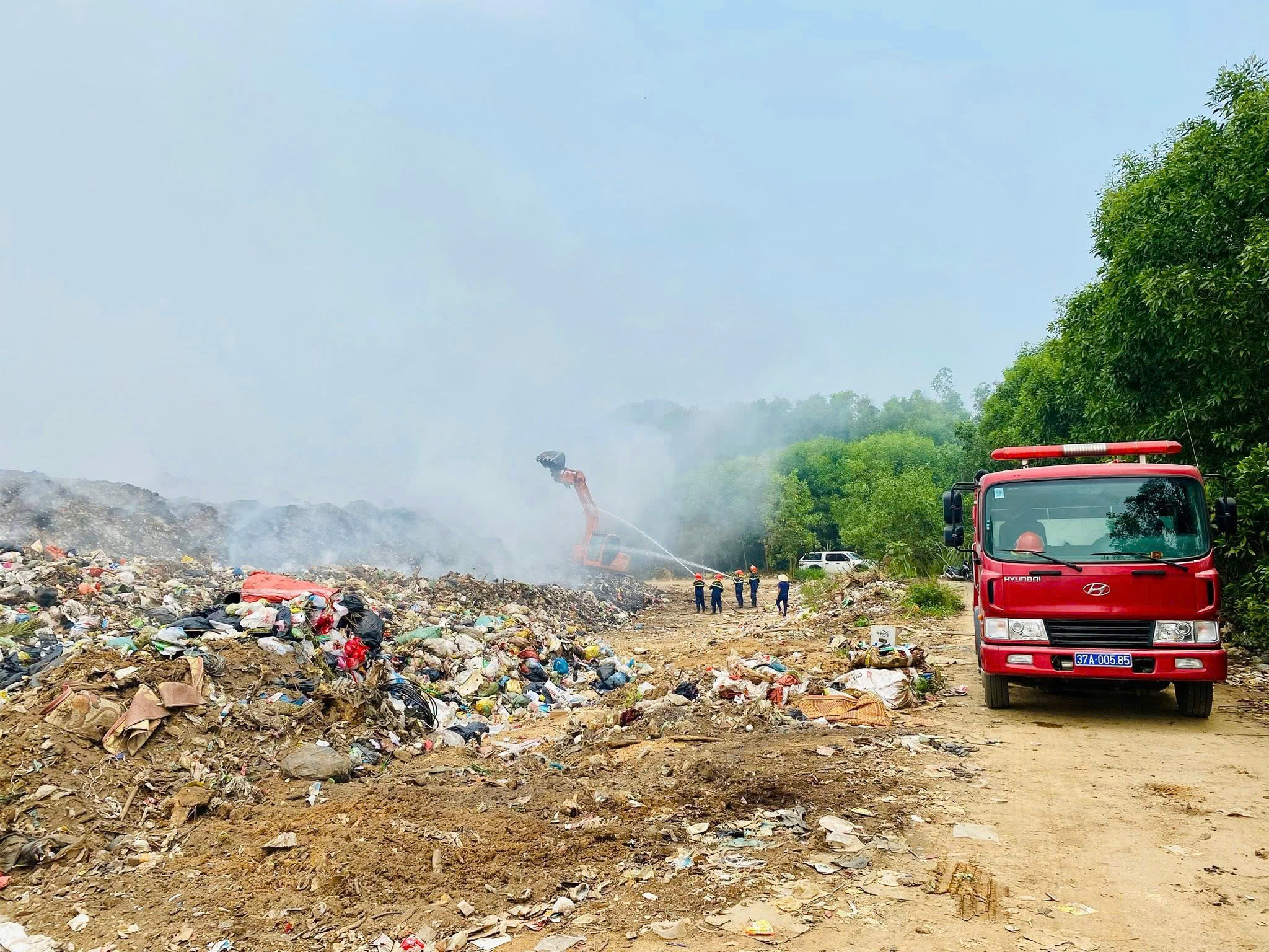 VIDEO: Cháy bãi rác lớn gần khu dân cư suốt 10 ngày chưa tắt - Ảnh 3.