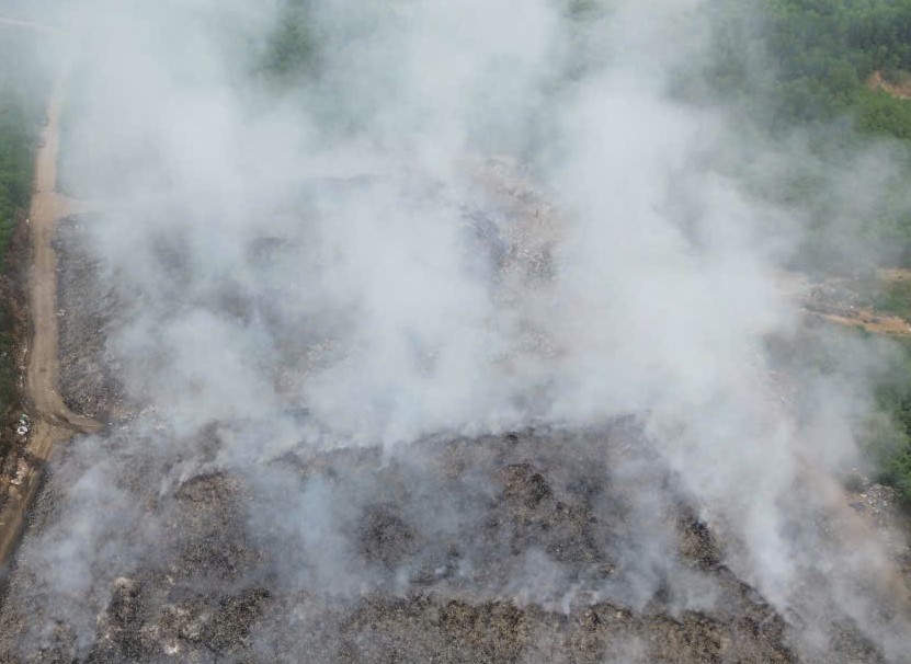 VIDEO: Cháy bãi rác lớn gần khu dân cư suốt 10 ngày chưa tắt - Ảnh 2.