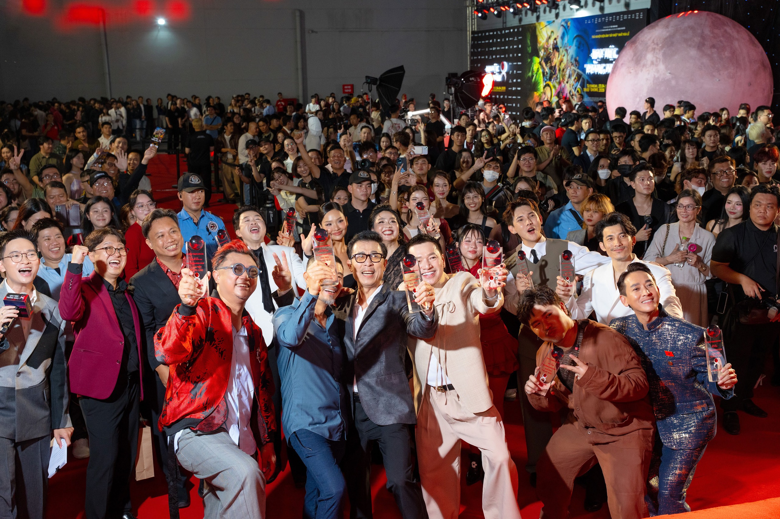 Vợ chồng Việt Hương, Tuấn Trần, Quách Ngọc Ngoan ủng hộ Liên Bỉnh Phát - Ảnh 16.