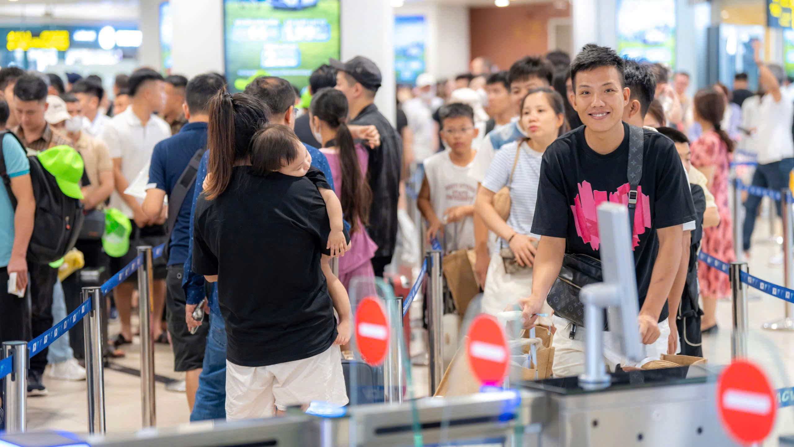 Gi&aacute; v&eacute; m&aacute;y bay tăng cao, kh&aacute;ch bay dịp 30-4 vẫn tăng tới 15% - Ảnh 1.