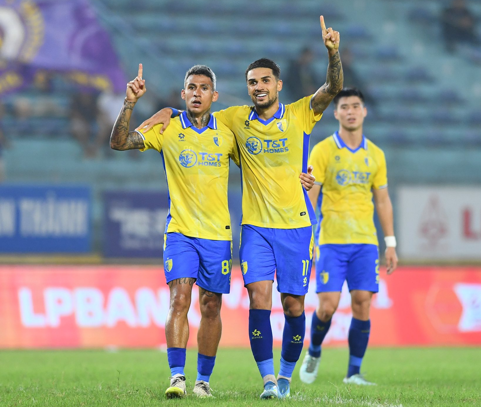 Đình Bắc, Hoàng Hên tỏa sáng ở chặng đua nước rút về đích V-League - Ảnh 2.