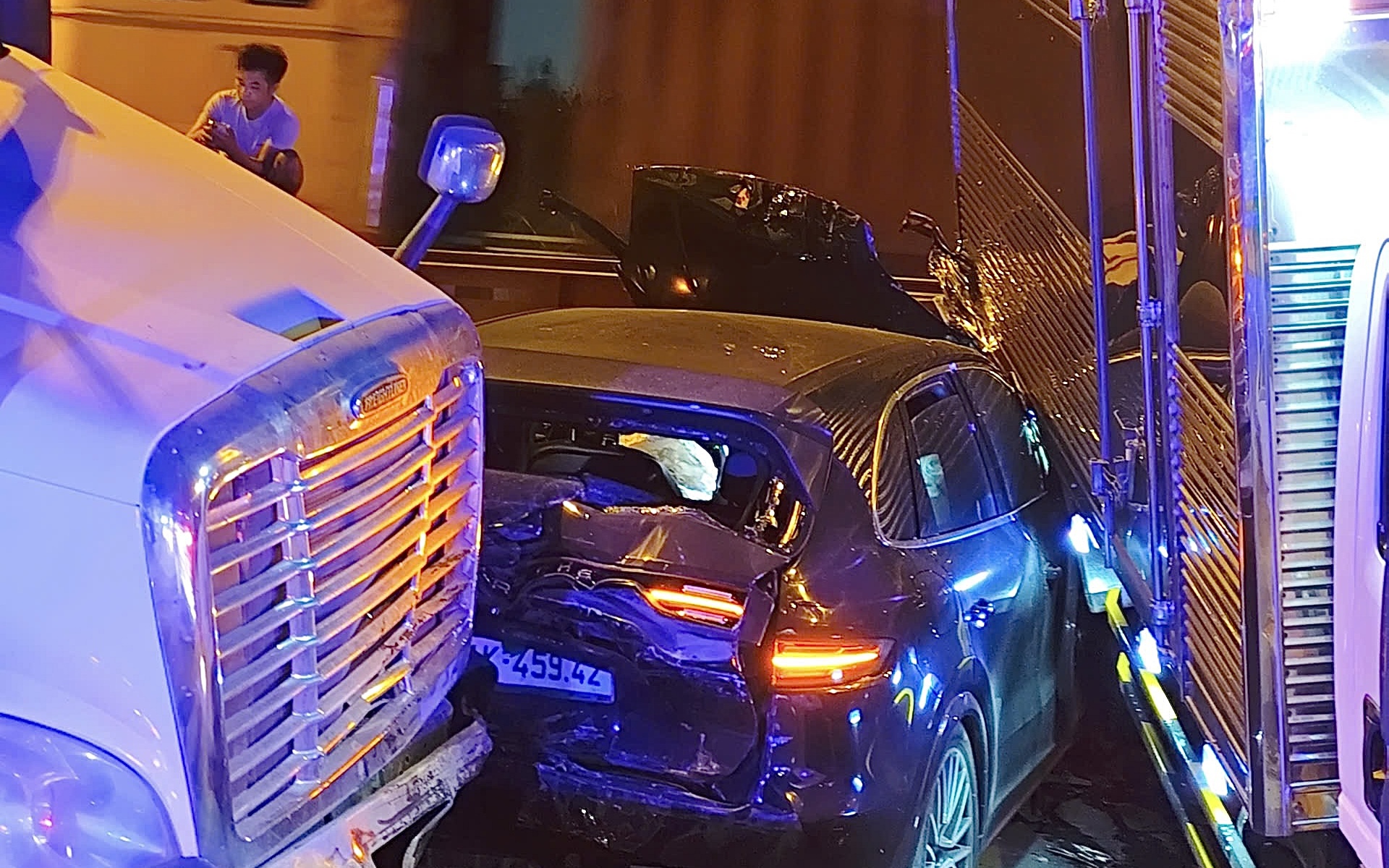 Tai nạn li&ecirc;n ho&agrave;n 4 &ocirc; t&ocirc; tr&ecirc;n Quốc lộ 1, giao th&ocirc;ng t&ecirc; liệt nhiều giờ - Ảnh 2.